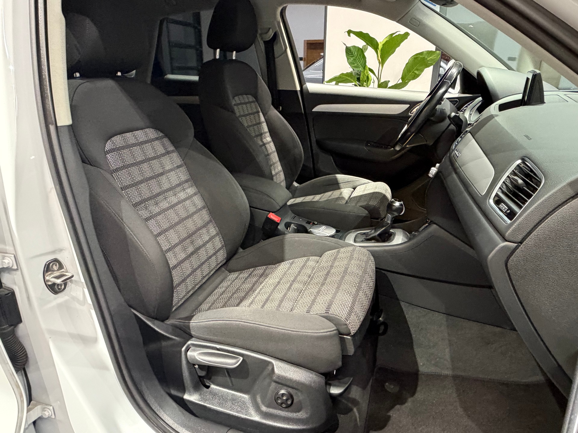 AUDI Q3 2.0 TDI sport quattro S-tronic-image-12