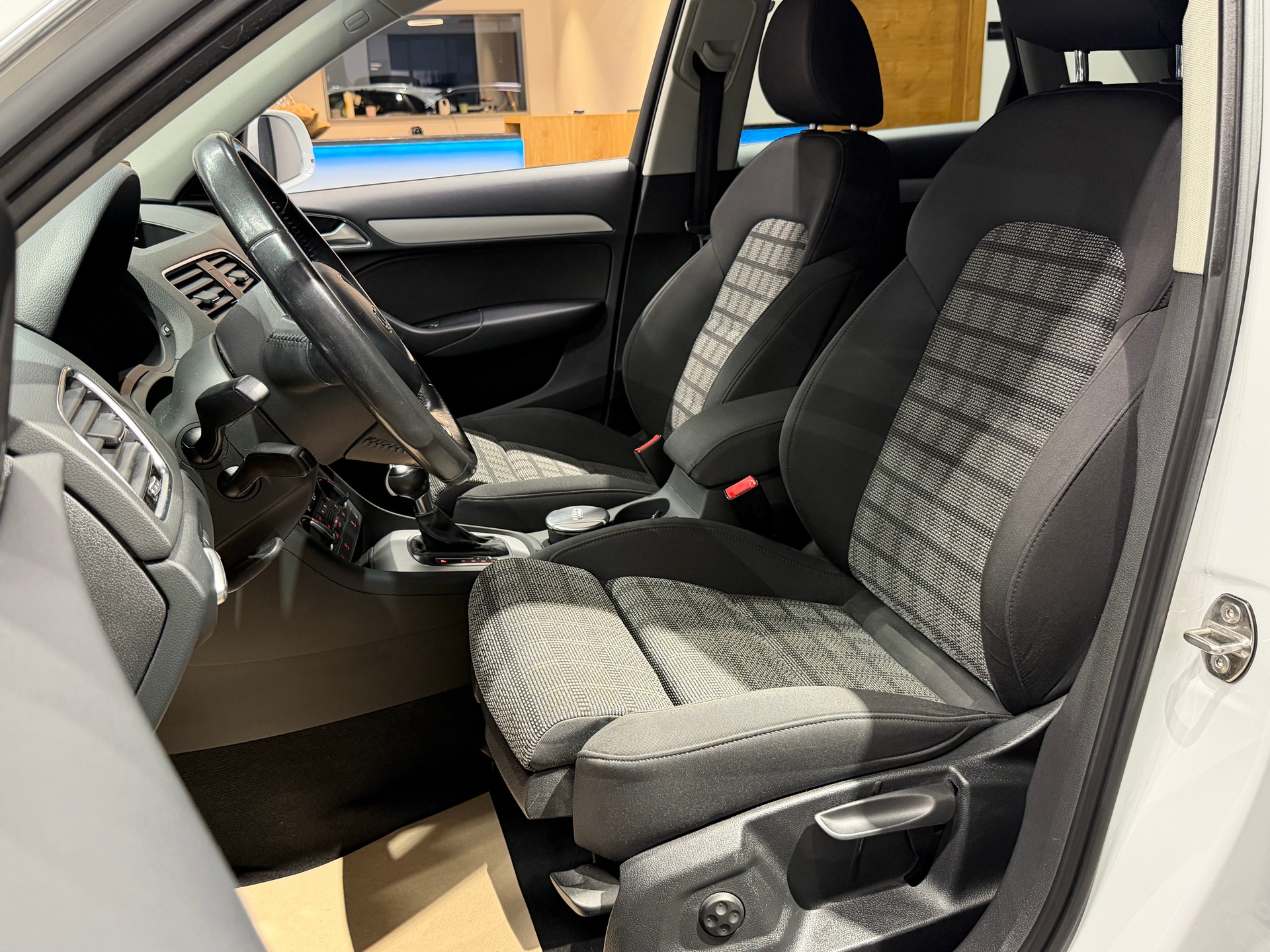 AUDI Q3 2.0 TDI sport quattro S-tronic-image-14