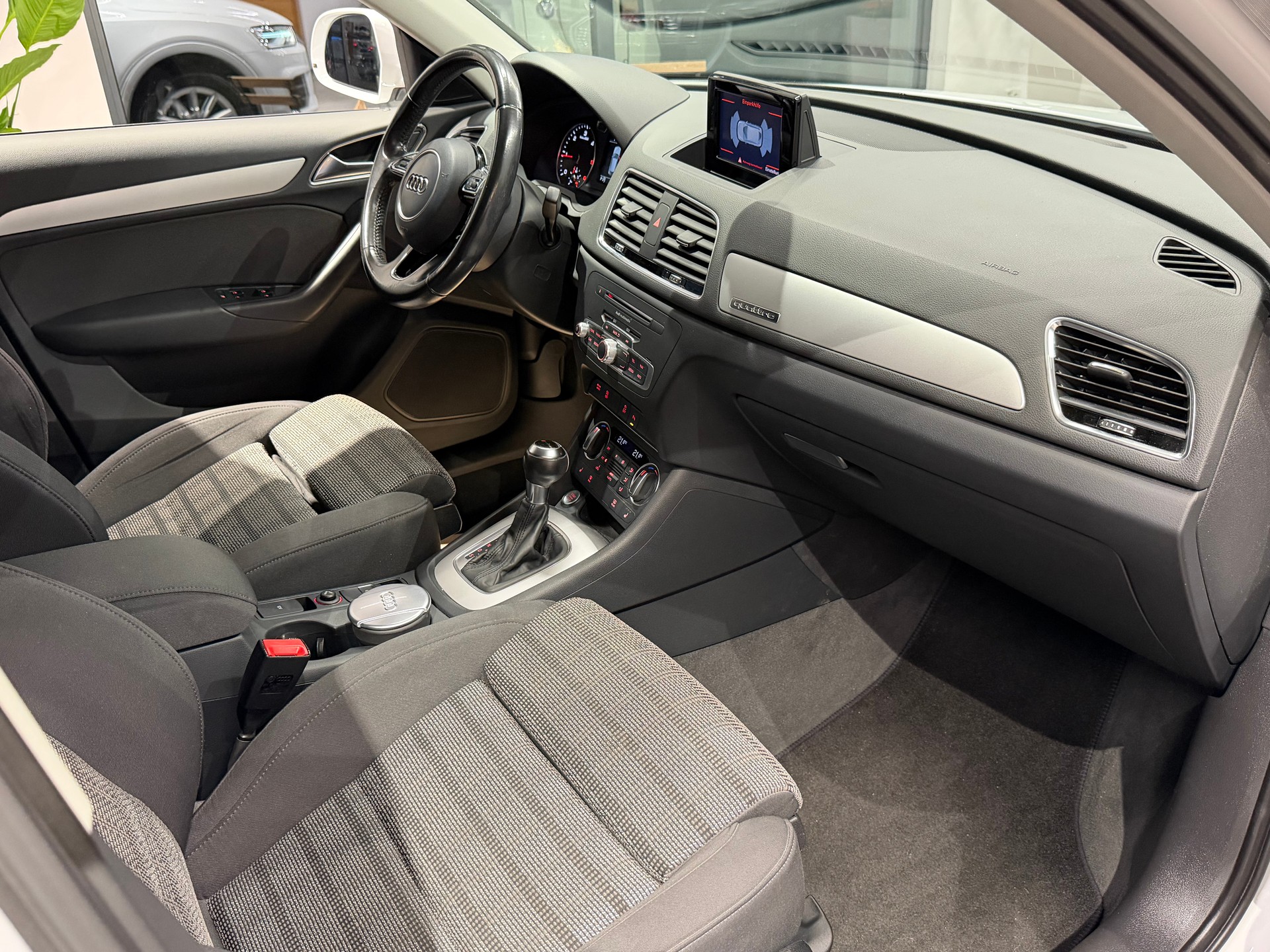 AUDI Q3 2.0 TDI sport quattro S-tronic-image-13