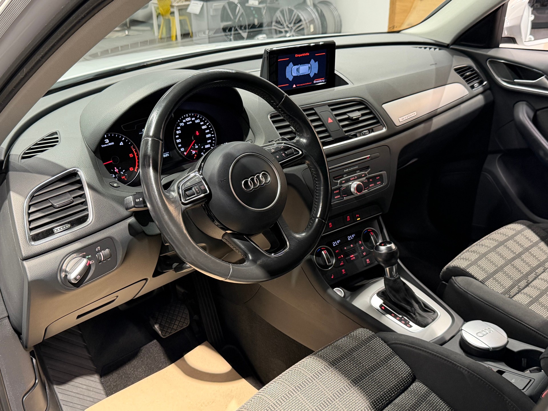 AUDI Q3 2.0 TDI sport quattro S-tronic-image-15