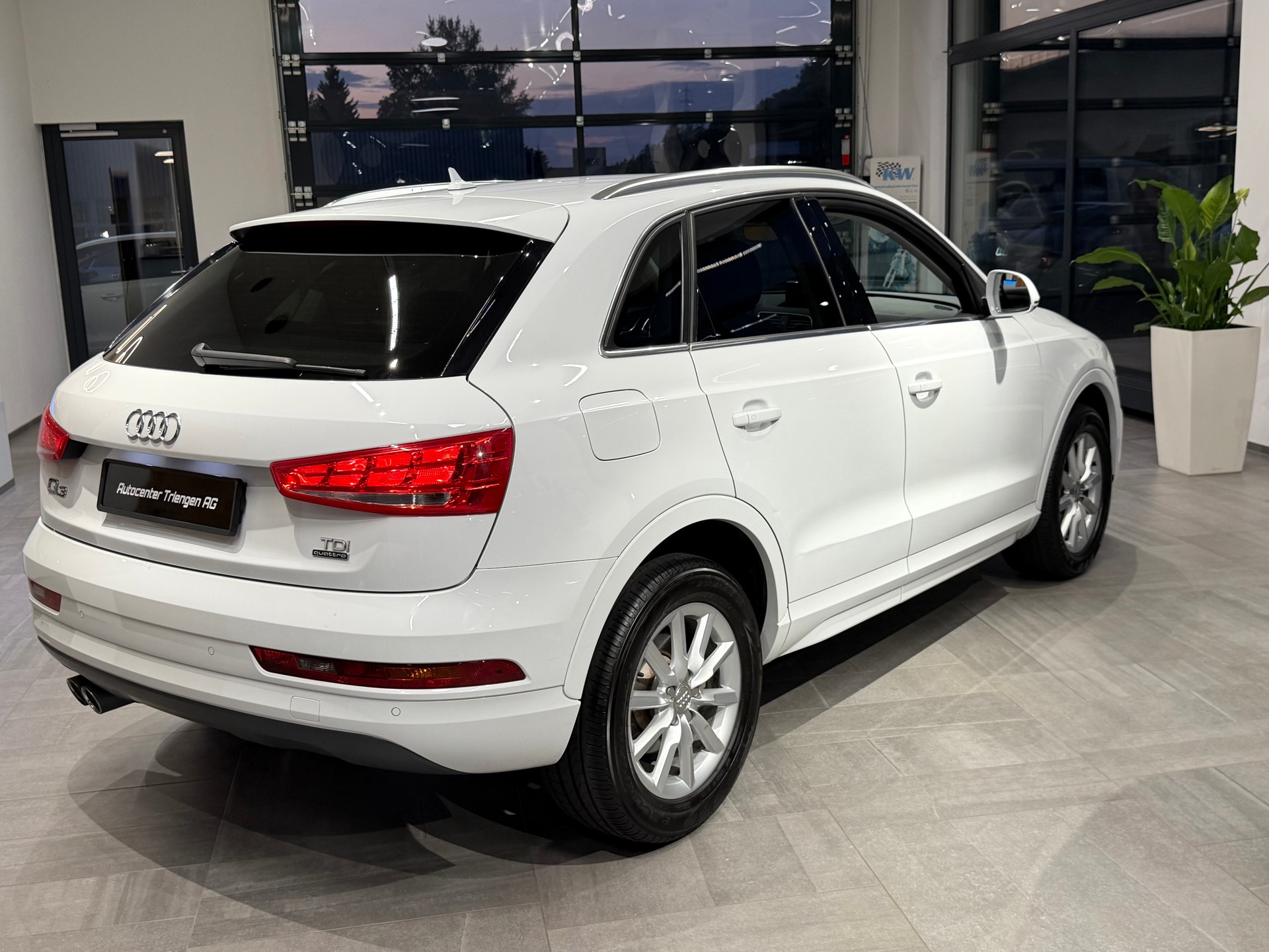 AUDI Q3 2.0 TDI sport quattro S-tronic-image-2