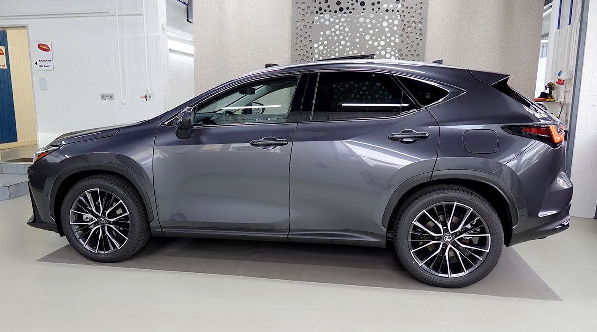LEXUS NX 450h+ E-FOUR Excellence Panoramaglasdach-image-1