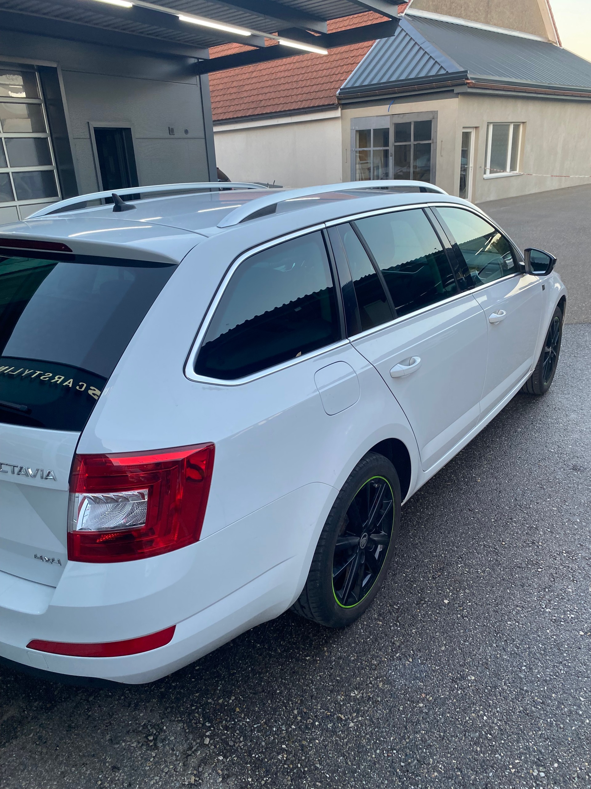 SKODA Octavia Combi 2.0 TDI Style 4x4 DSG-image-7
