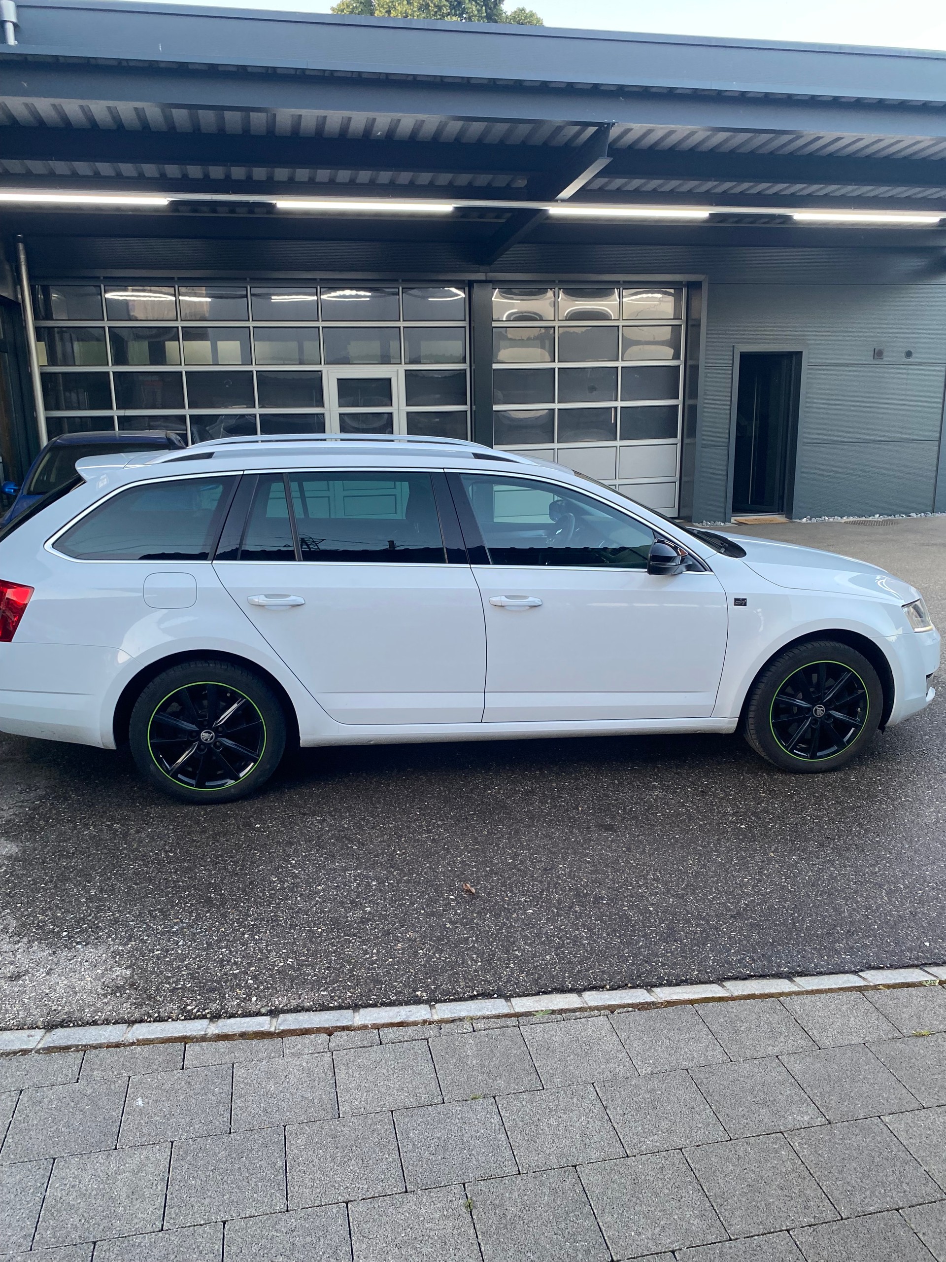 SKODA Octavia Combi 2.0 TDI Style 4x4 DSG-image-8