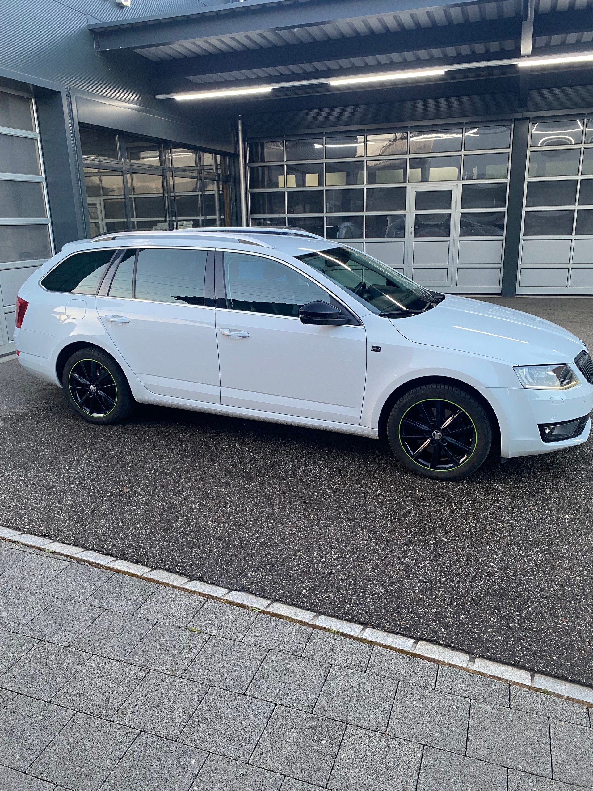 SKODA Octavia Combi 2.0 TDI Style 4x4 DSG-image-9