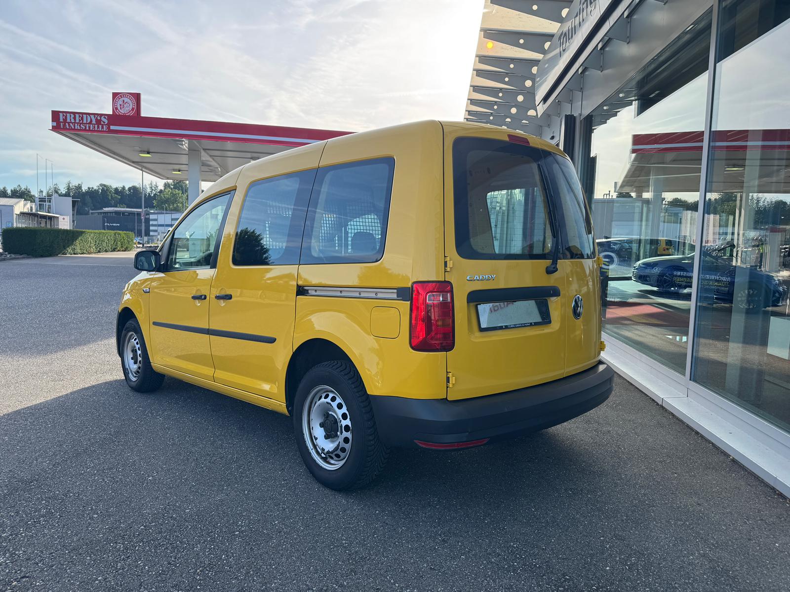 VW Caddy 1.0 TSI BlueMotion Technology-image-2