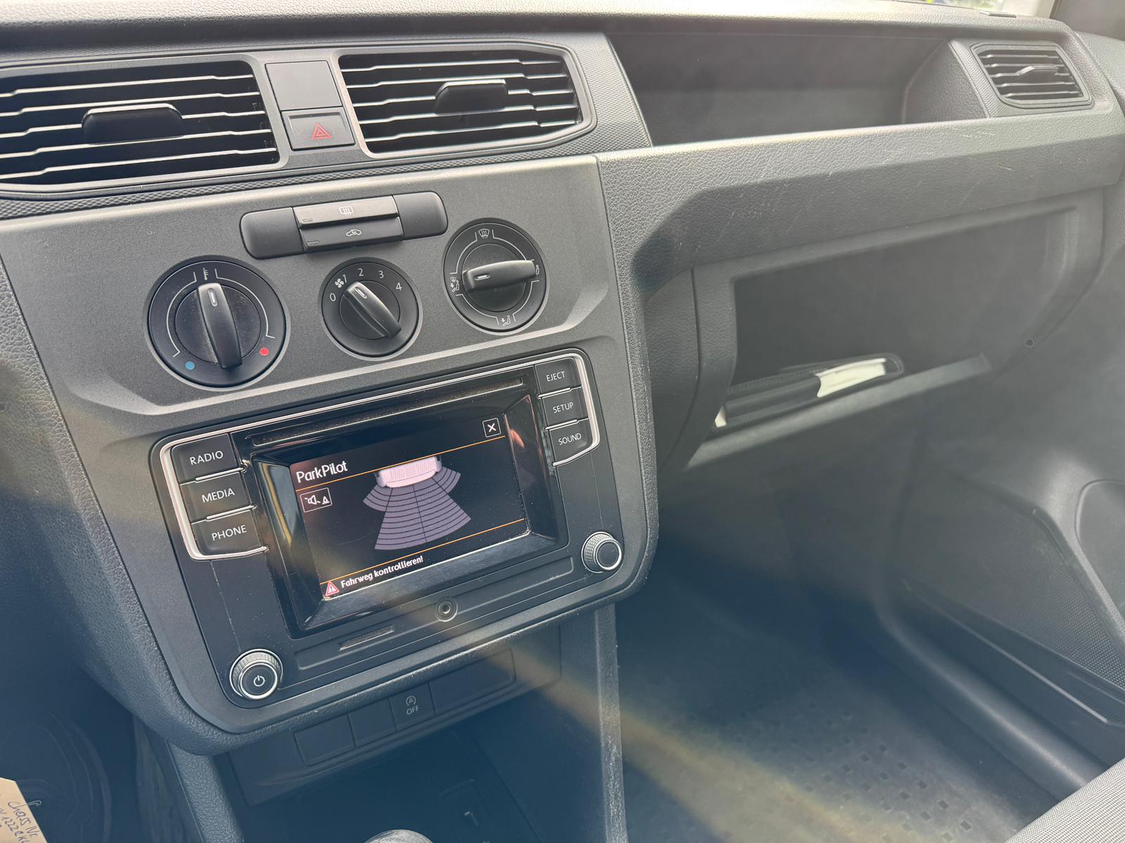 VW Caddy 1.0 TSI BlueMotion Technology-image-14