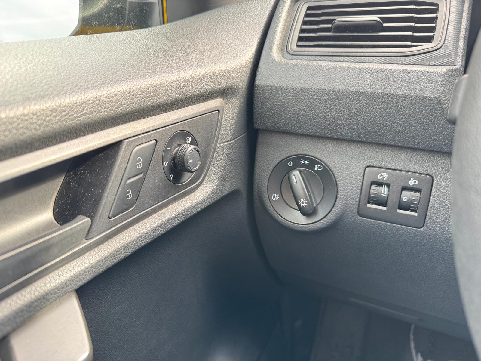 VW Caddy 1.0 TSI BlueMotion Technology-image-13