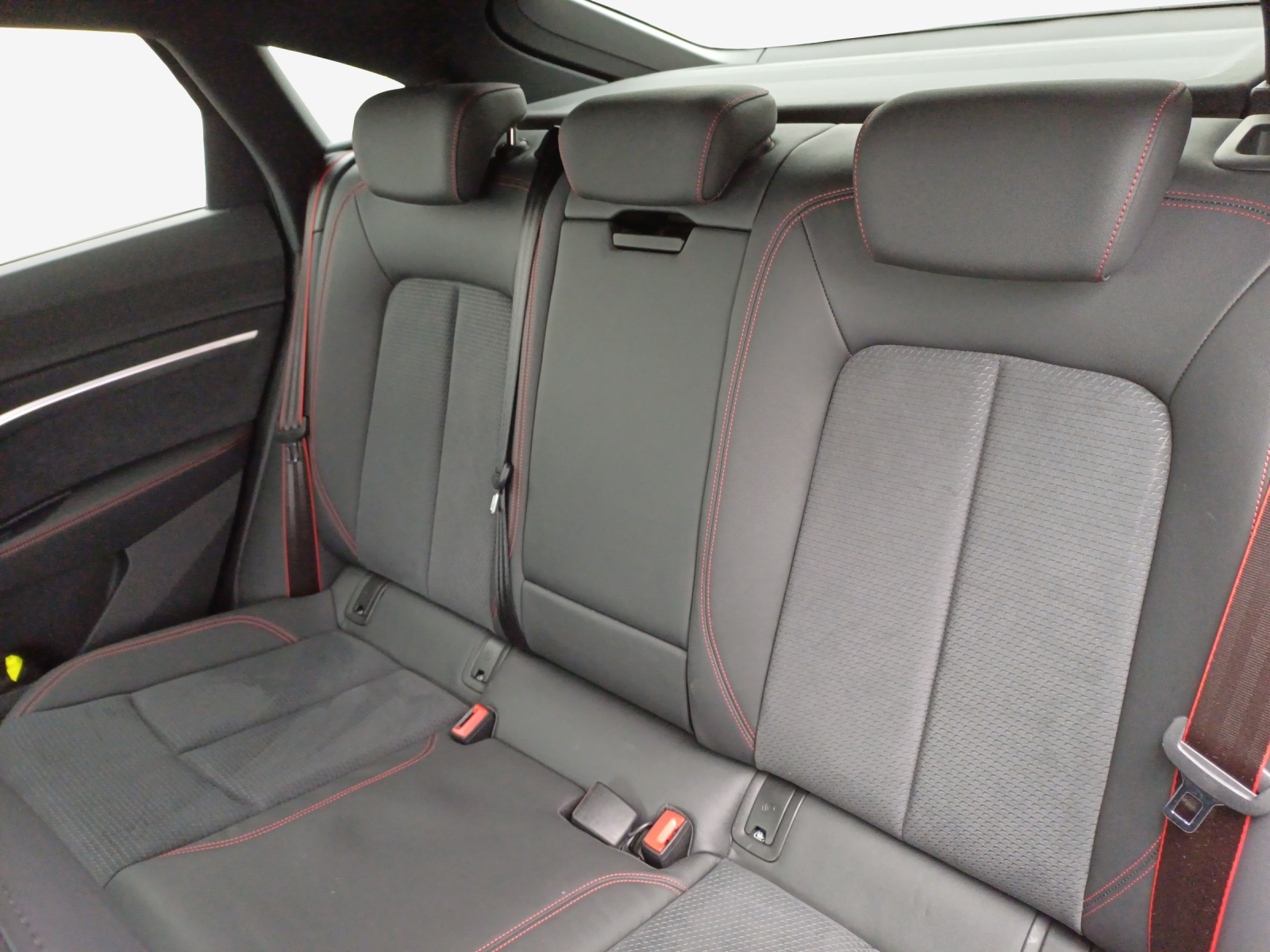AUDI Q8 Sportback 55 e-tron Black Edition quattro-image-12