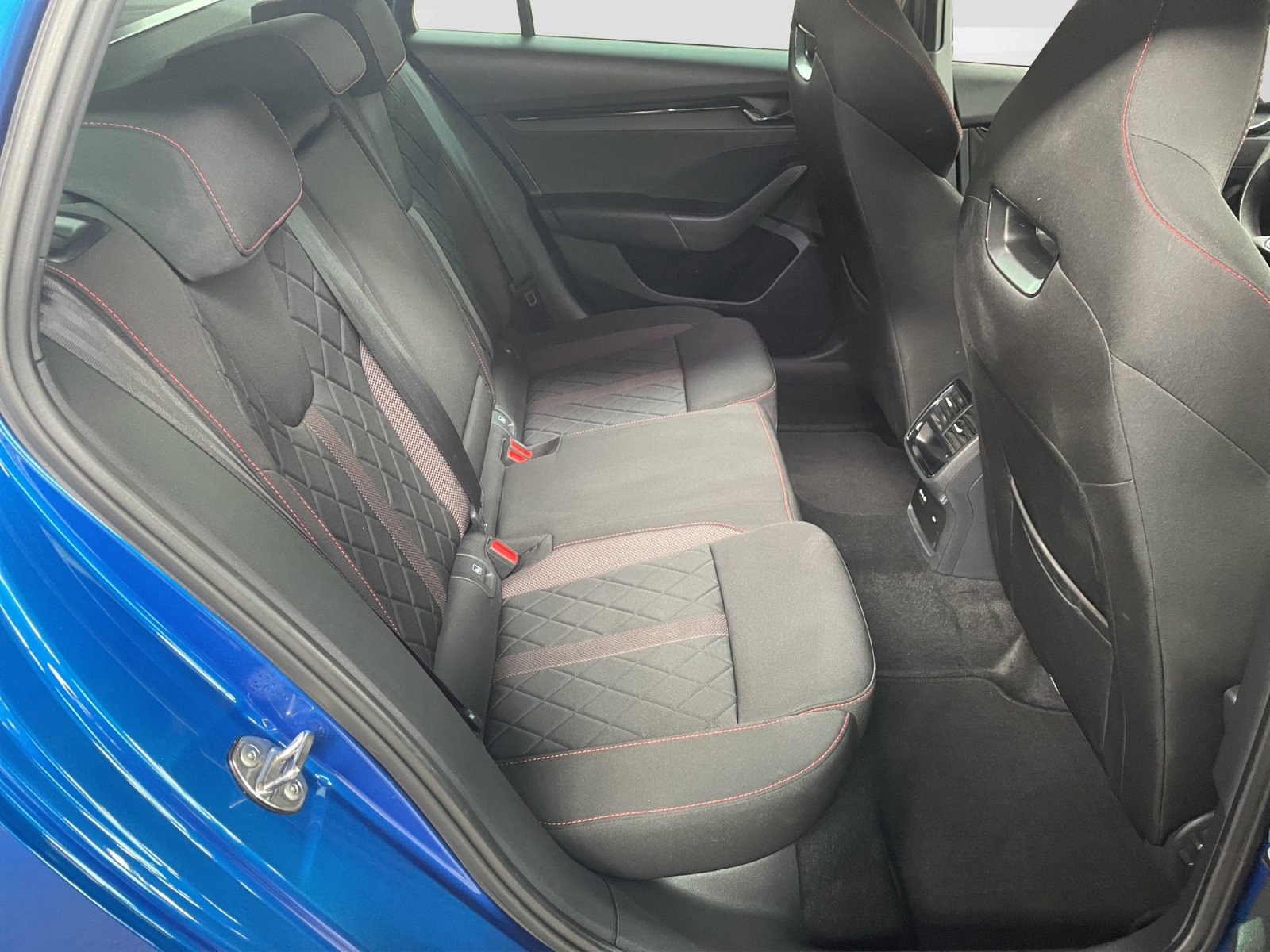 SKODA Octavia Combi 2.0 TDI RS 4x4 DSG-image-9
