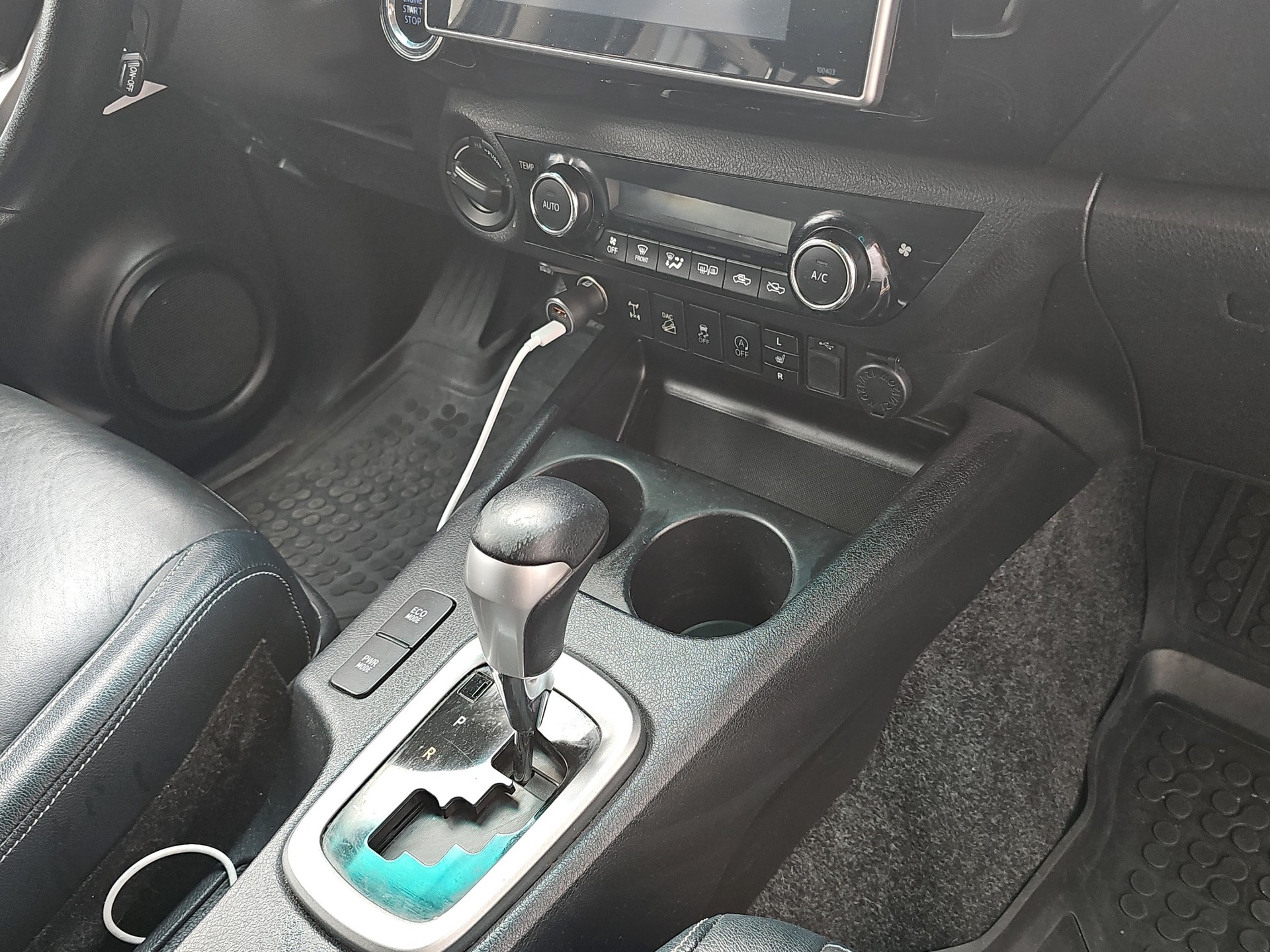 TOYOTA Hilux 2.4-4D Sol Premium Double Cab 4x4 A-image-24