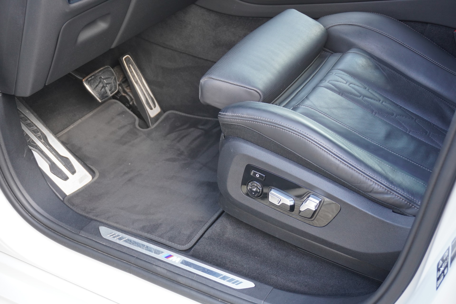 BMW X7 xDrive 48V 40d Steptronic M-PAKET!!! INDIVIDUAL!!! 7-PLÄTZER!!!-image-57