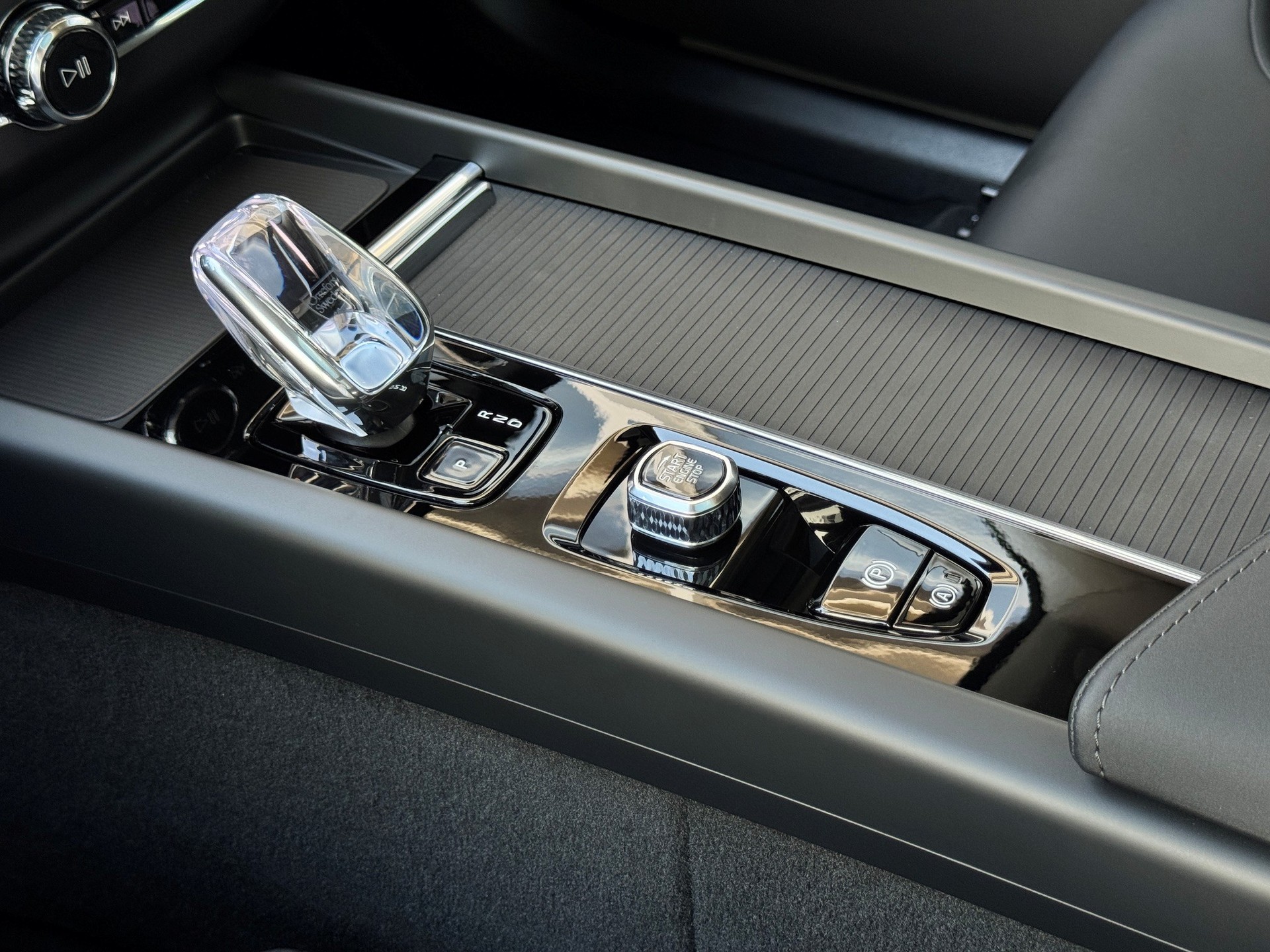 VOLVO XC60 2.0 T6 TE Ultra Dark eAWD-image-17