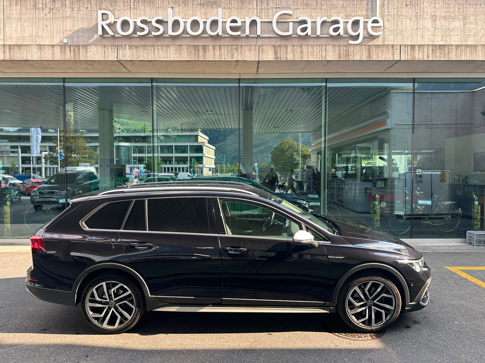 VW Golf 2.0 TDI Alltrack DSG 4Motion-image-1