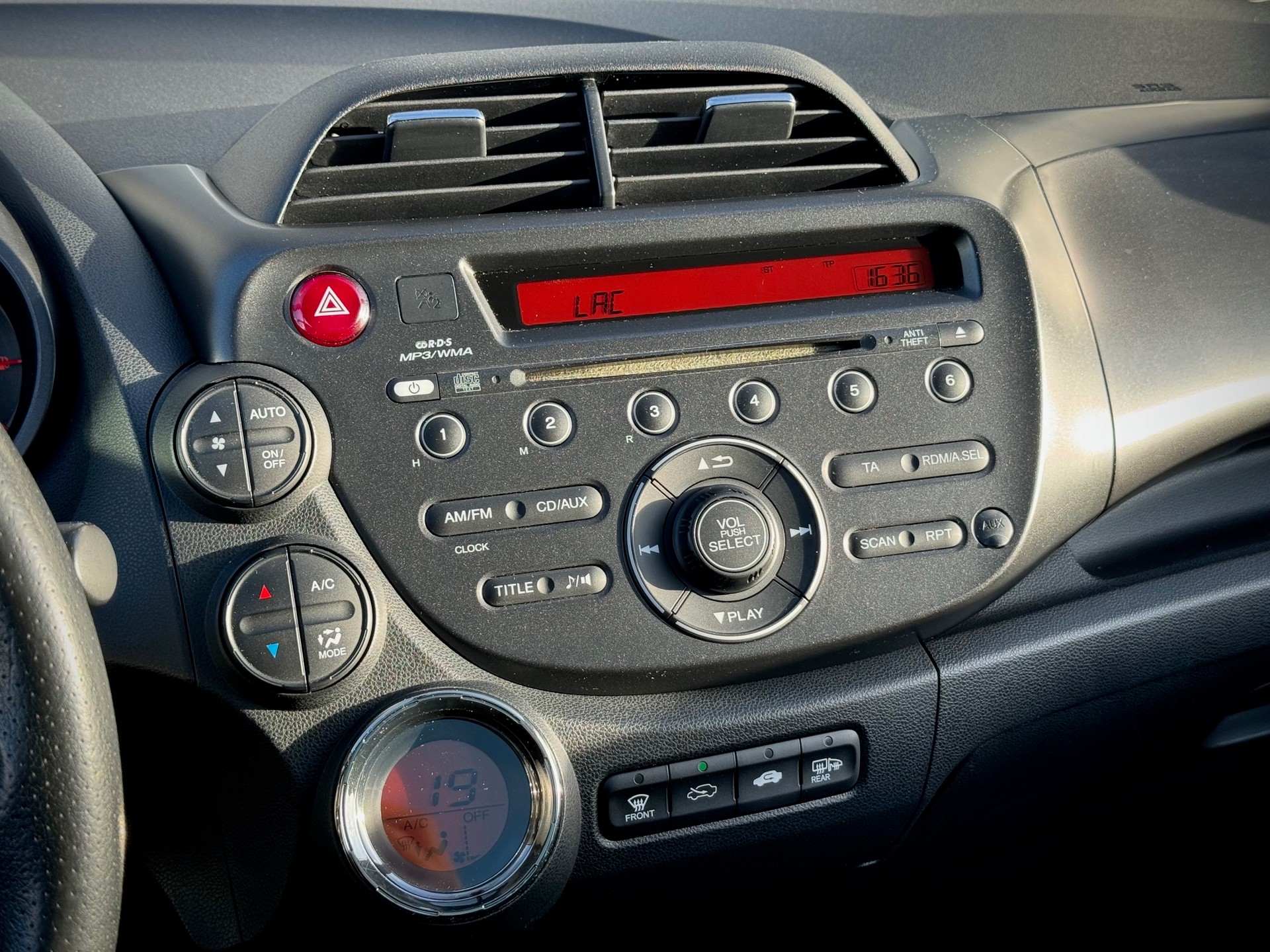 HONDA Jazz 1.4i Elegance CVT - Véhicule Suisse (CH)-image-12