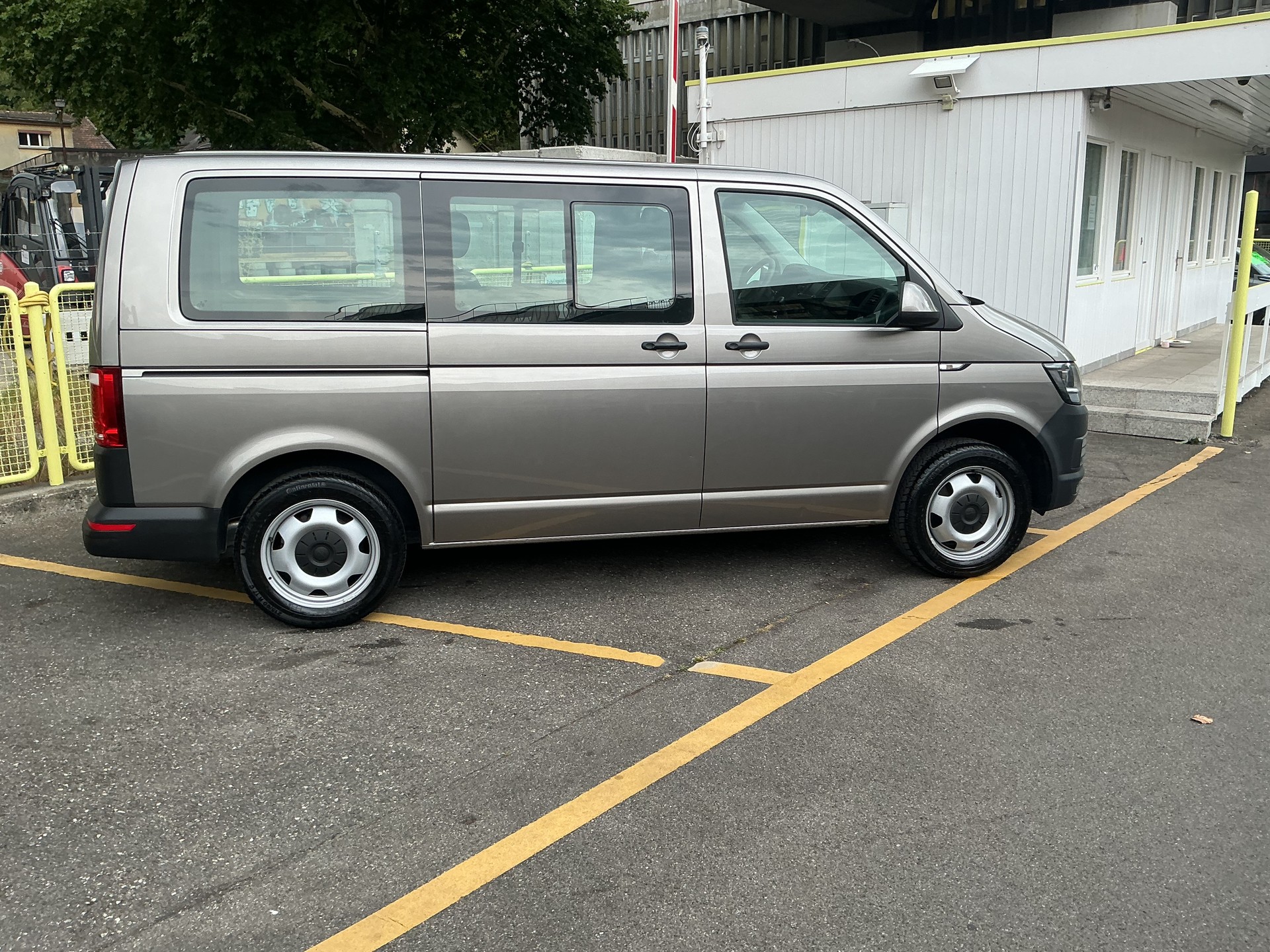 VW T6 Caravelle 2.0 TSI Trendline DSG LWB-image-2