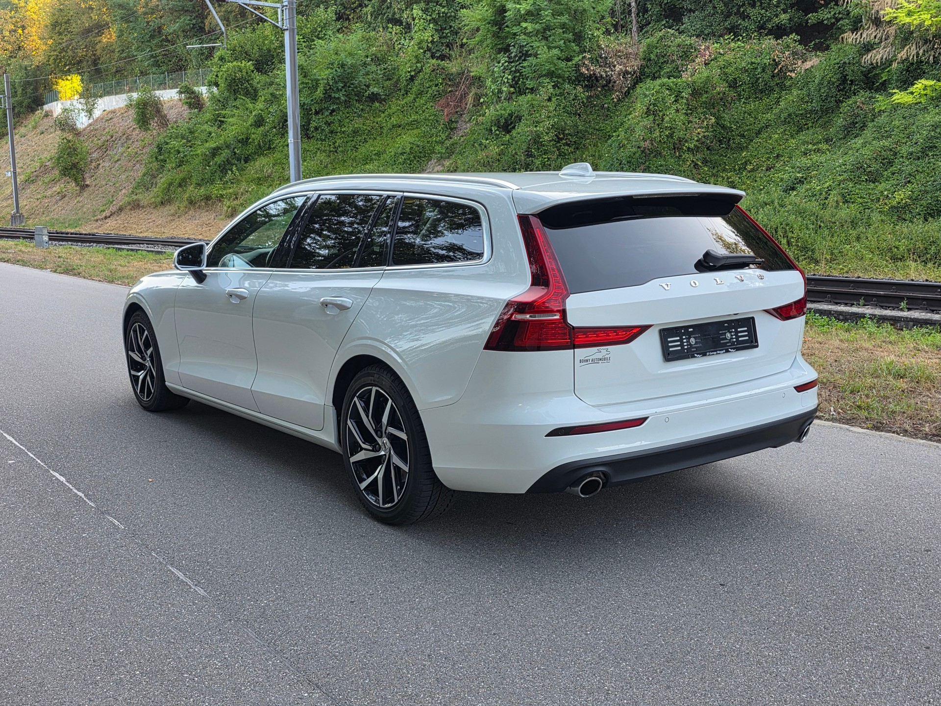 VOLVO V60 T6 AWD Momentum Geartronic / Neu ab mfk.-image-1