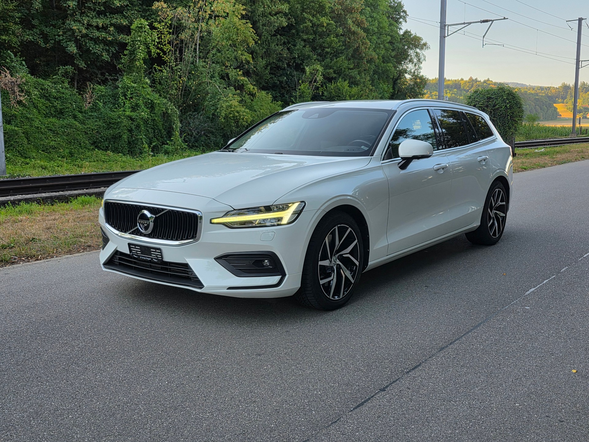 VOLVO V60 T6 AWD Momentum Geartronic / Neu ab mfk.-image-0