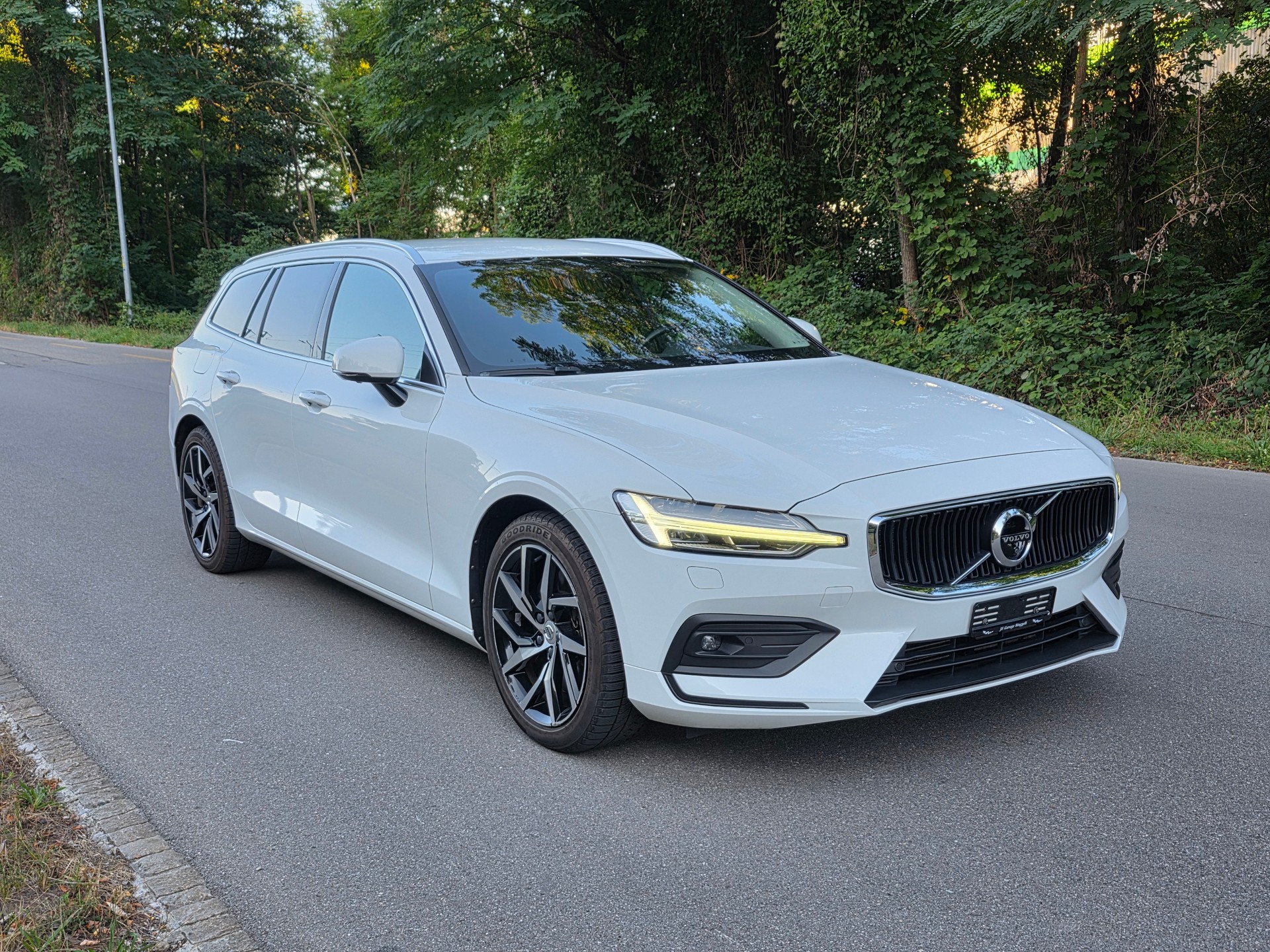 VOLVO V60 T6 AWD Momentum Geartronic / Neu ab mfk.-image-4