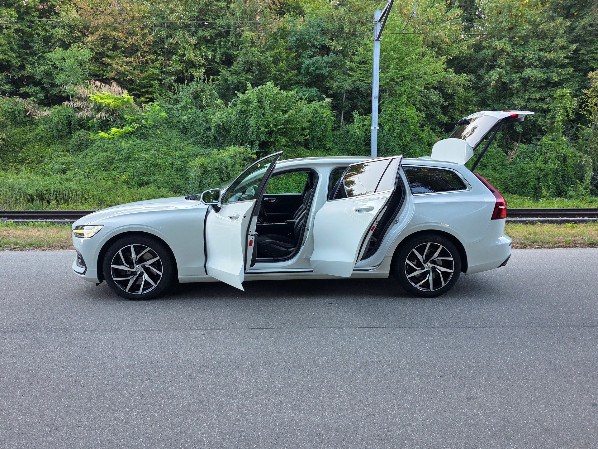 VOLVO V60 T6 AWD Momentum Geartronic / Neu ab mfk.-image-3