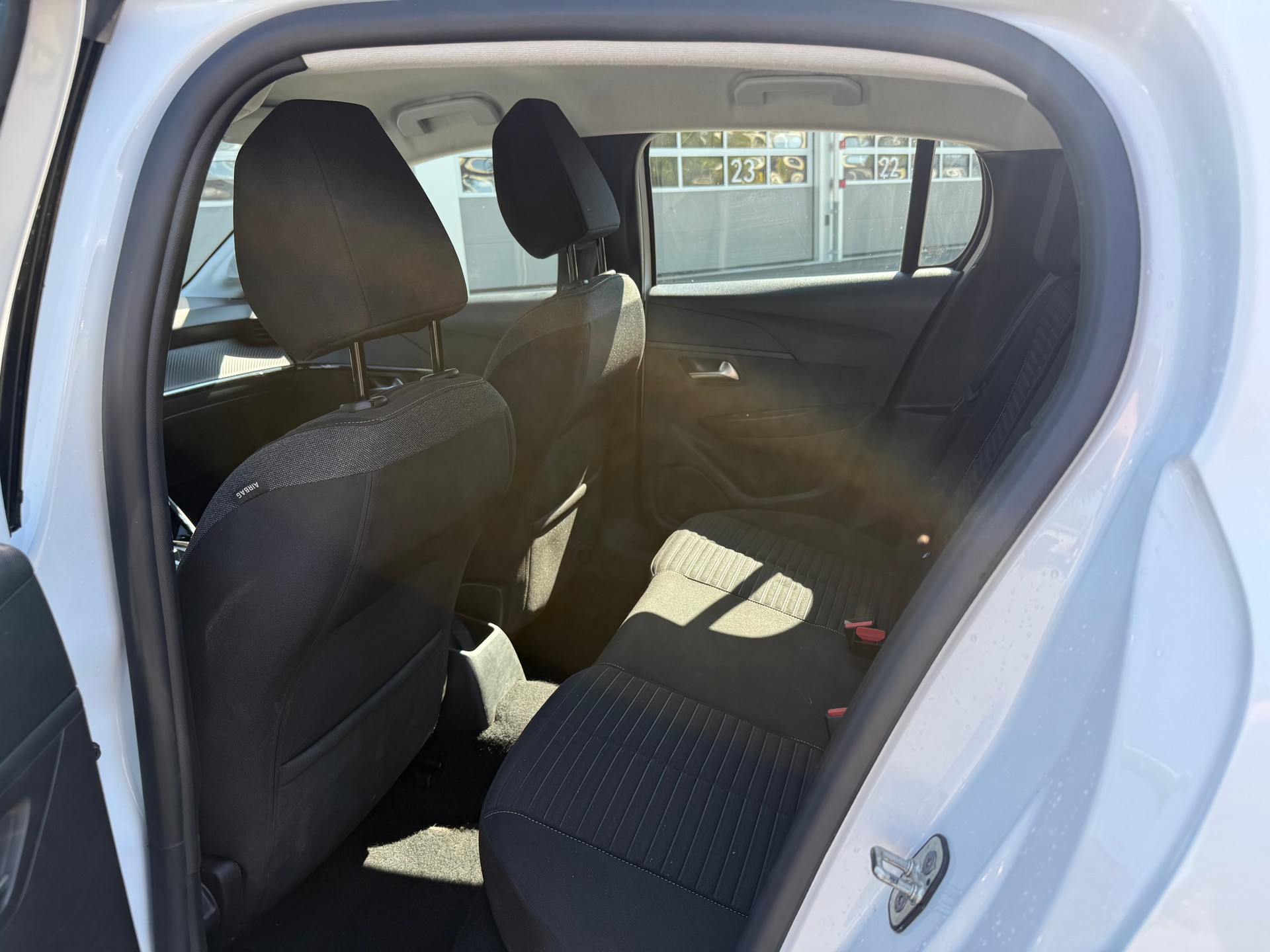PEUGEOT 208 1.2 PureTech Active EAT8-image-8