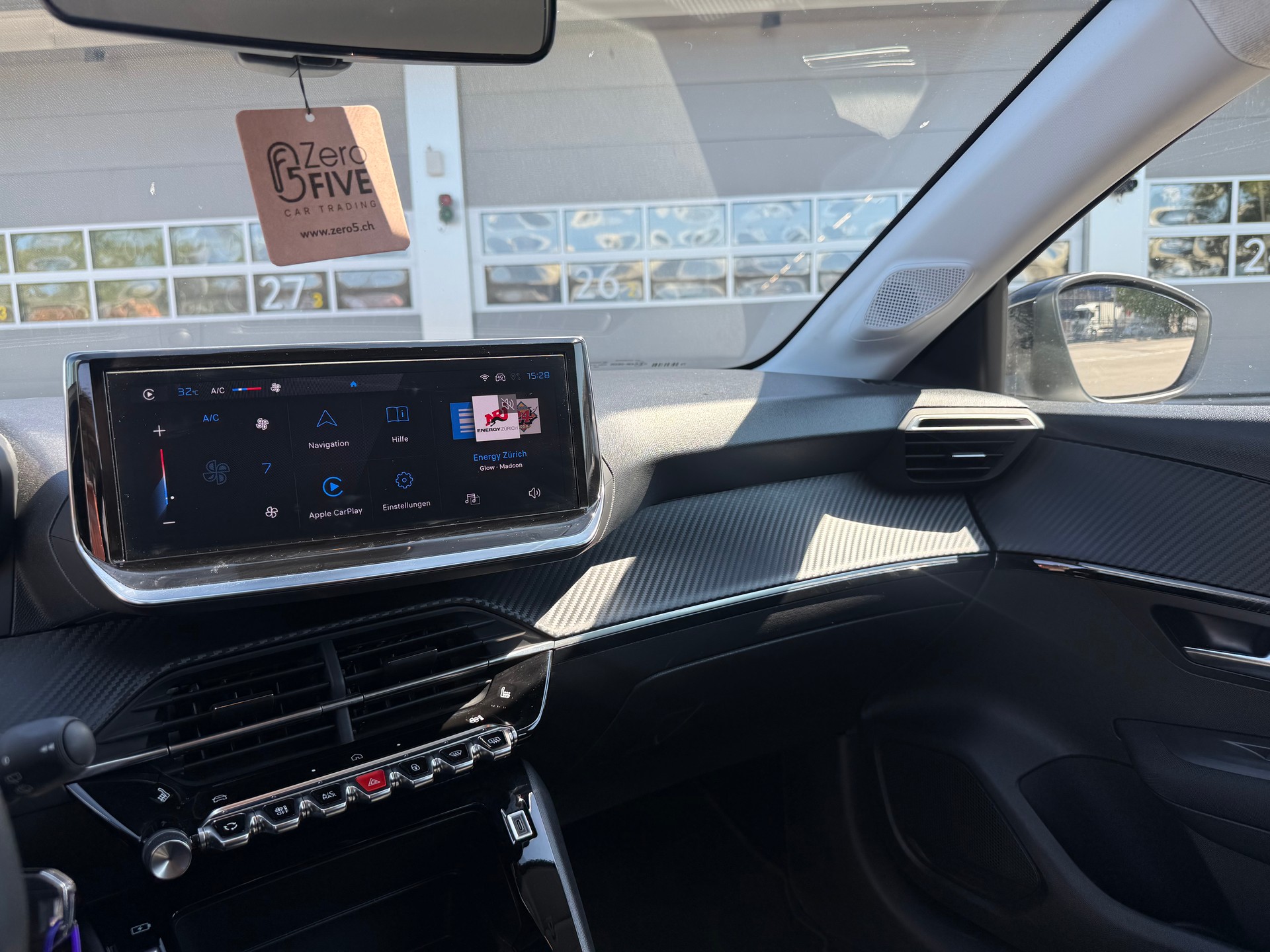 PEUGEOT 208 1.2 PureTech Active EAT8-image-6