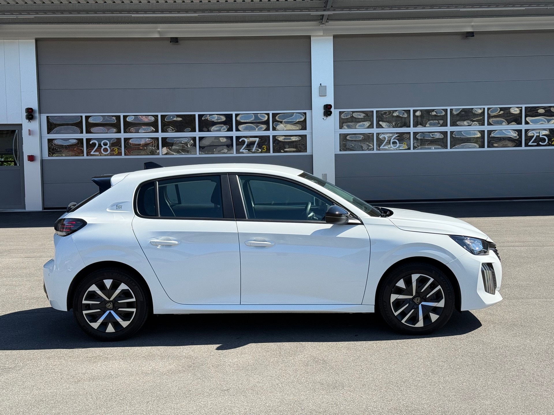 PEUGEOT 208 1.2 PureTech Active EAT8-image-1