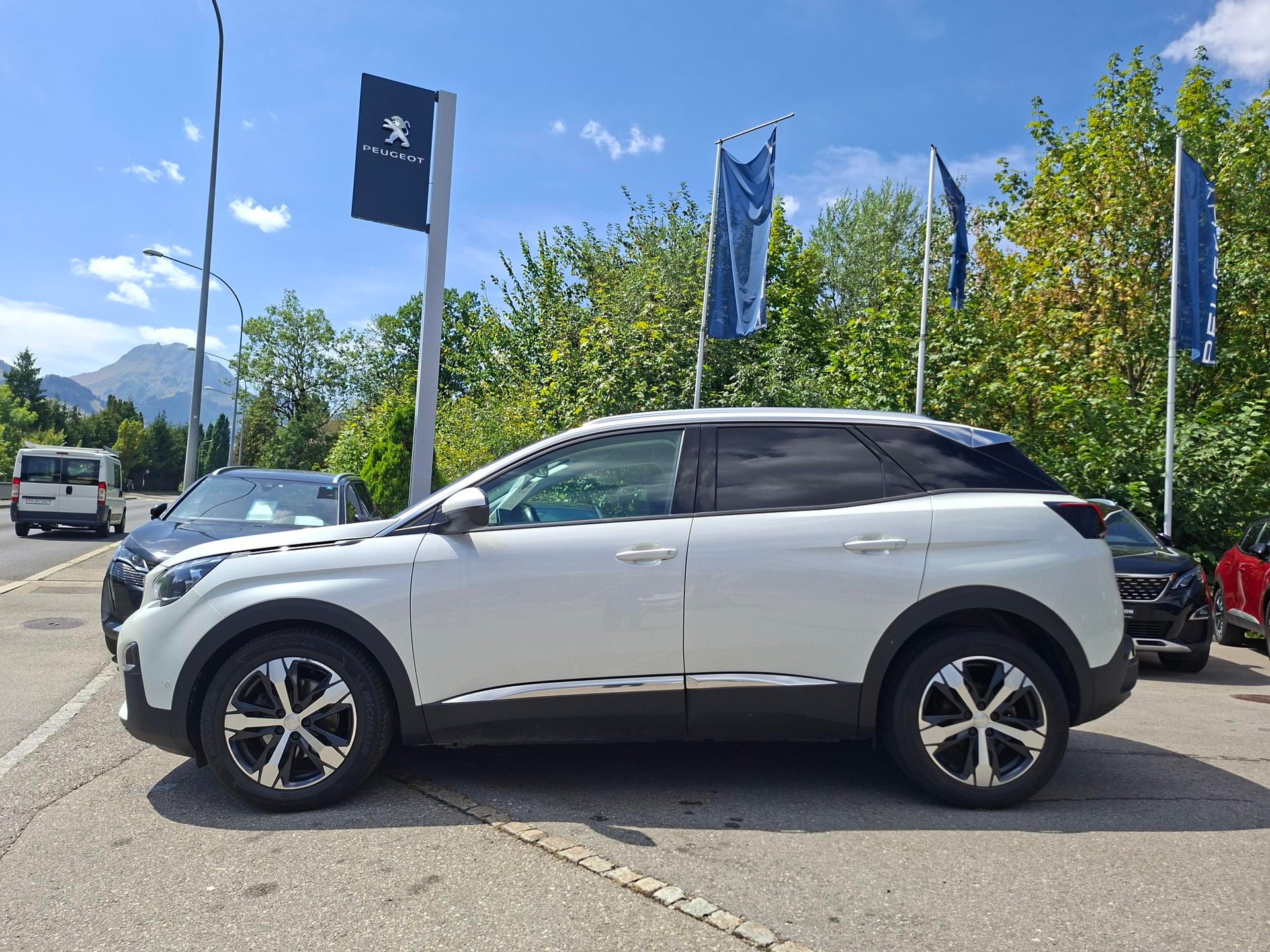 PEUGEOT 3008 1.2 PureTech Allure EAT-image-0
