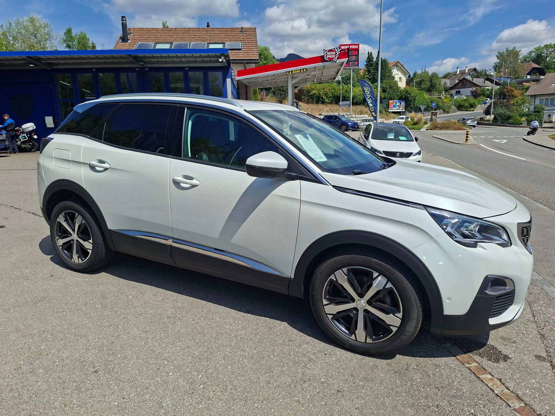 PEUGEOT 3008 1.2 PureTech Allure EAT-image-6
