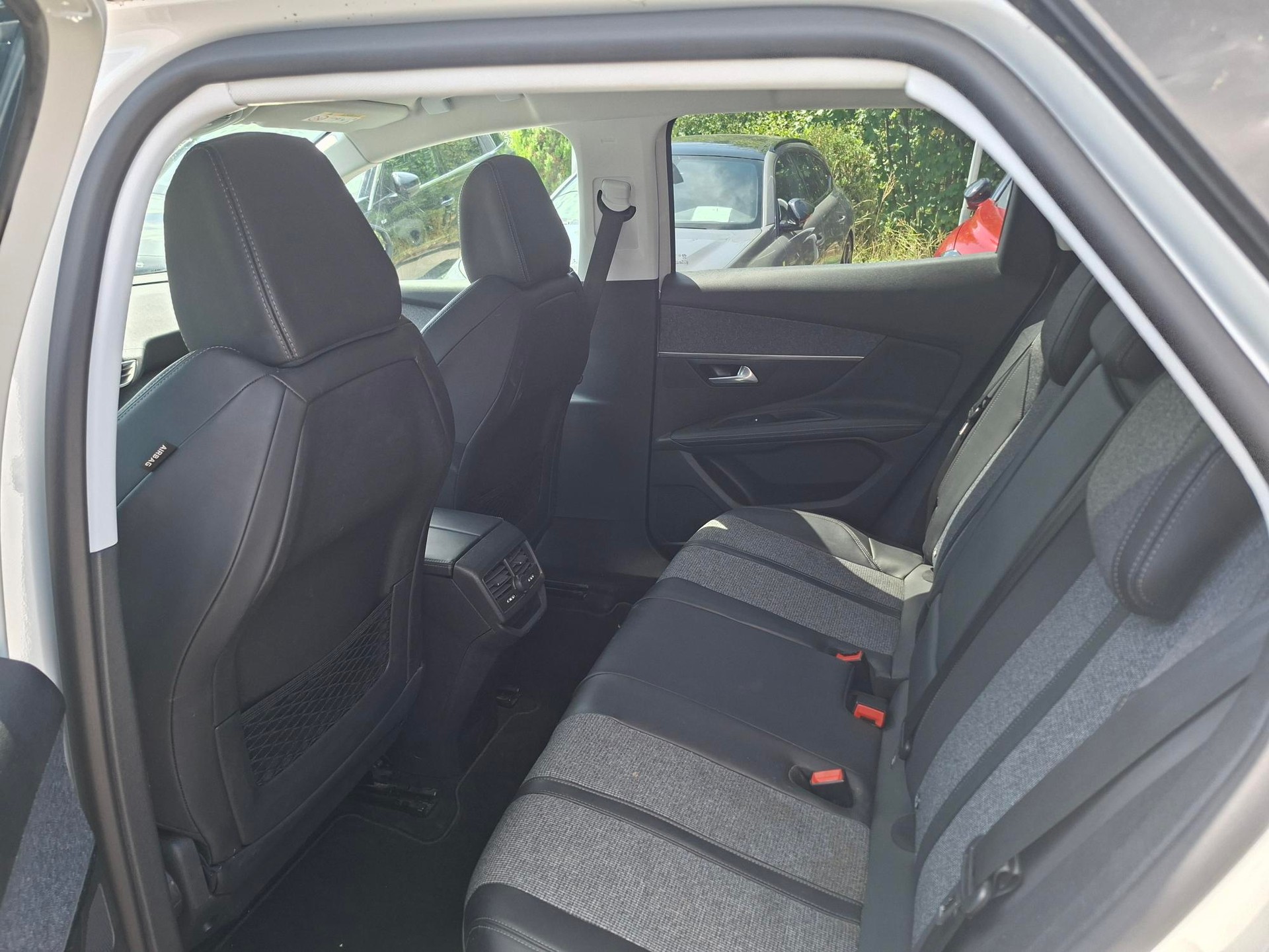 PEUGEOT 3008 1.2 PureTech Allure EAT-image-11