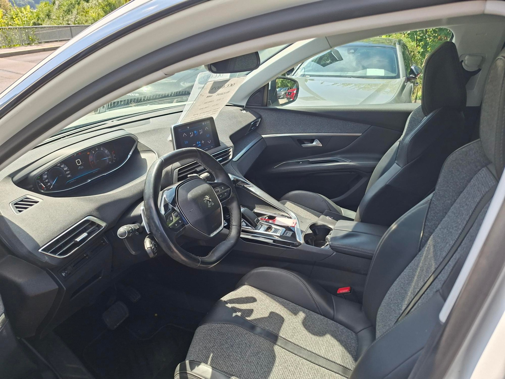 PEUGEOT 3008 1.2 PureTech Allure EAT-image-10