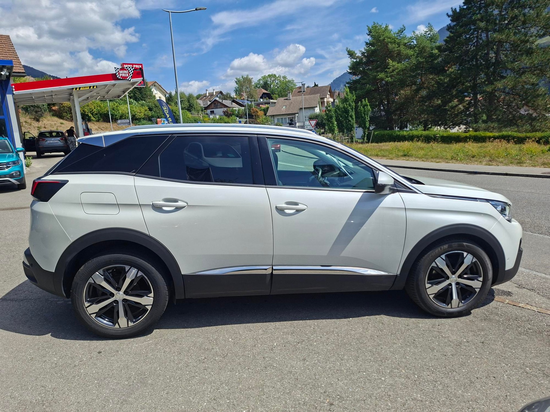 PEUGEOT 3008 1.2 PureTech Allure EAT-image-5