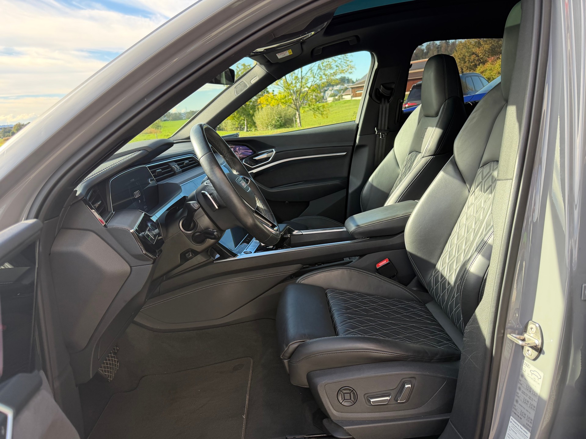 AUDI e-tron S Sportback quattro-image-11