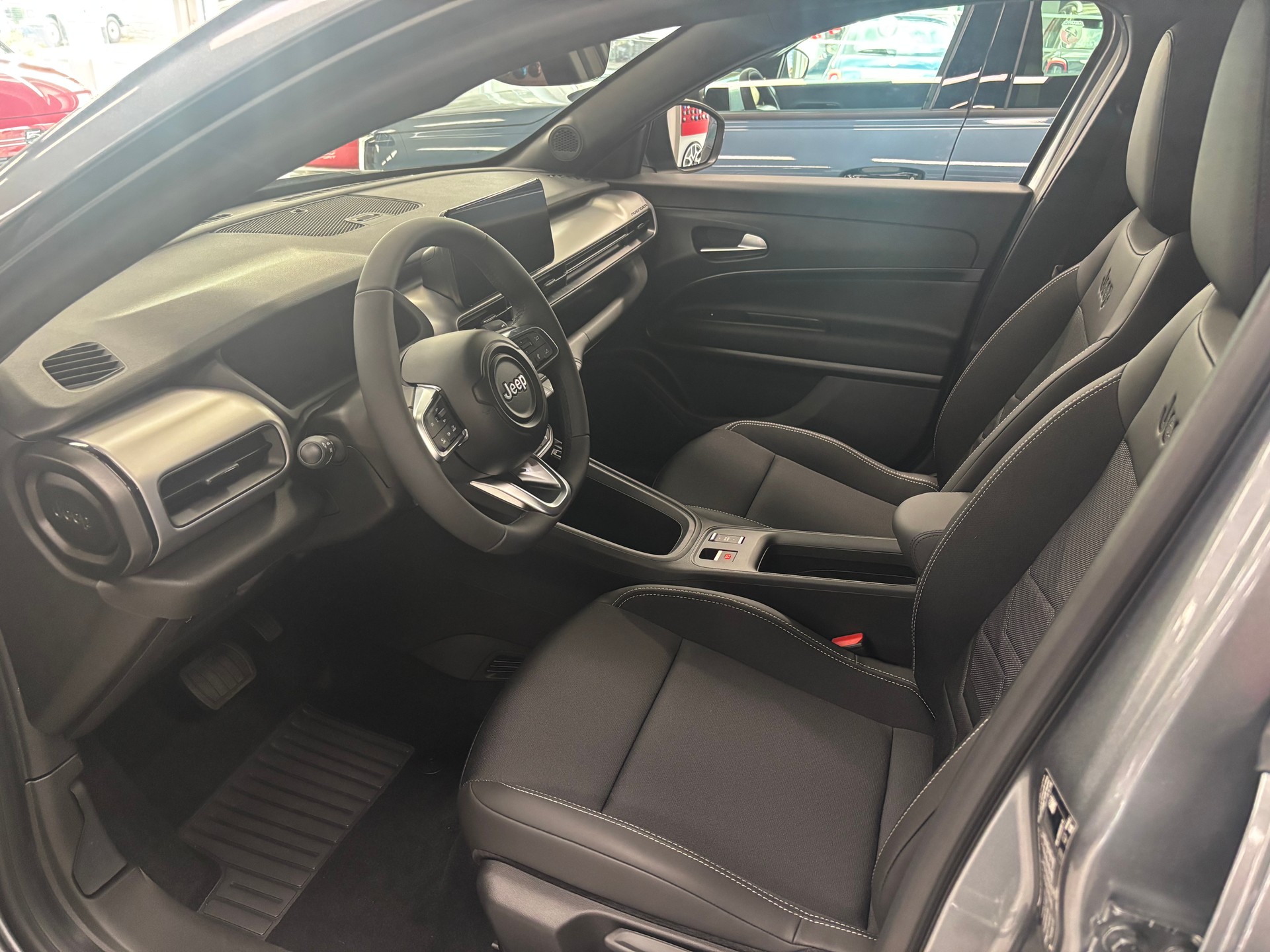 JEEP Avenger 1.2 Turbo MHEV Black Edition-image-4