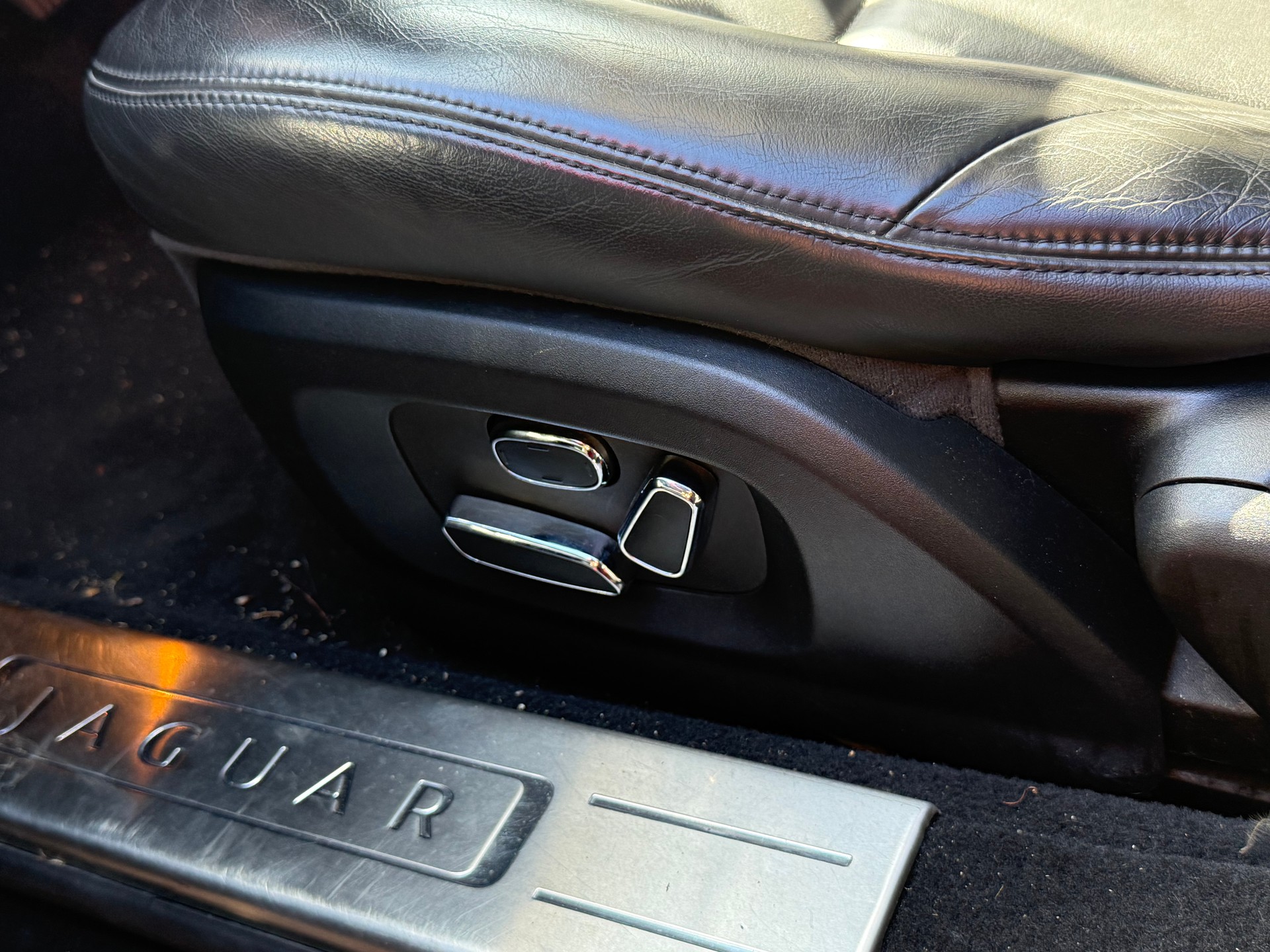 JAGUAR XJ 3.0 V6 S/C Premium Luxury Automatic AWD-image-18