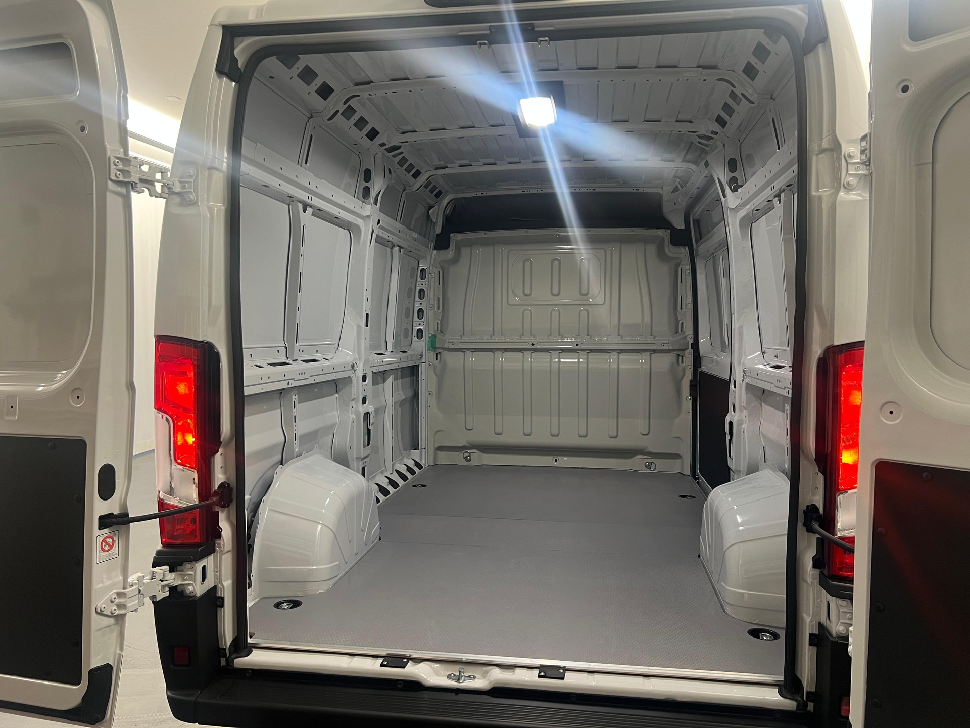 TOYOTA PROACE MAX Van 3.5 L2H2 2.2 D Active-image-9