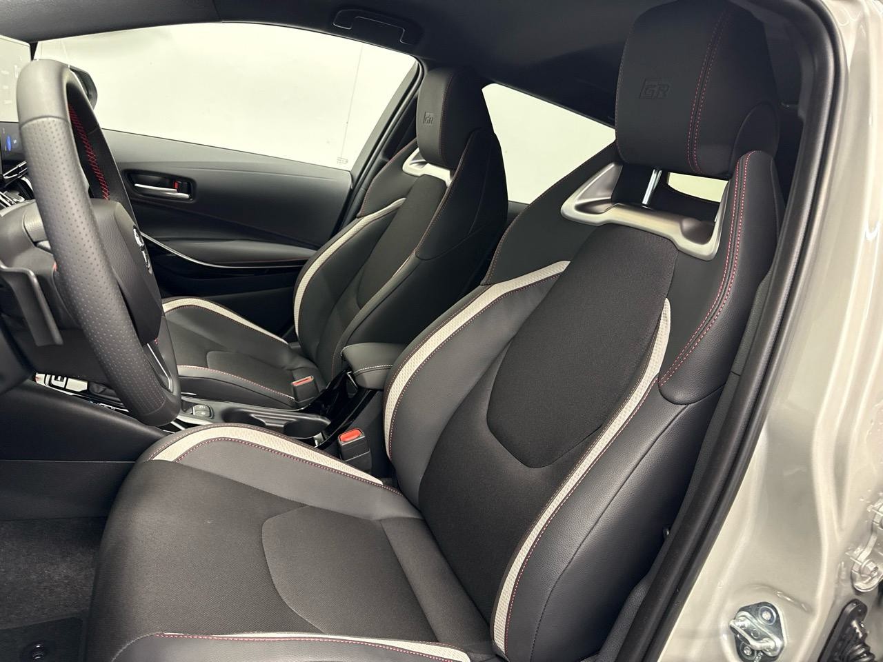 TOYOTA Corolla Touring Sports 2.0 HSD GR Sport e-CVT-image-3