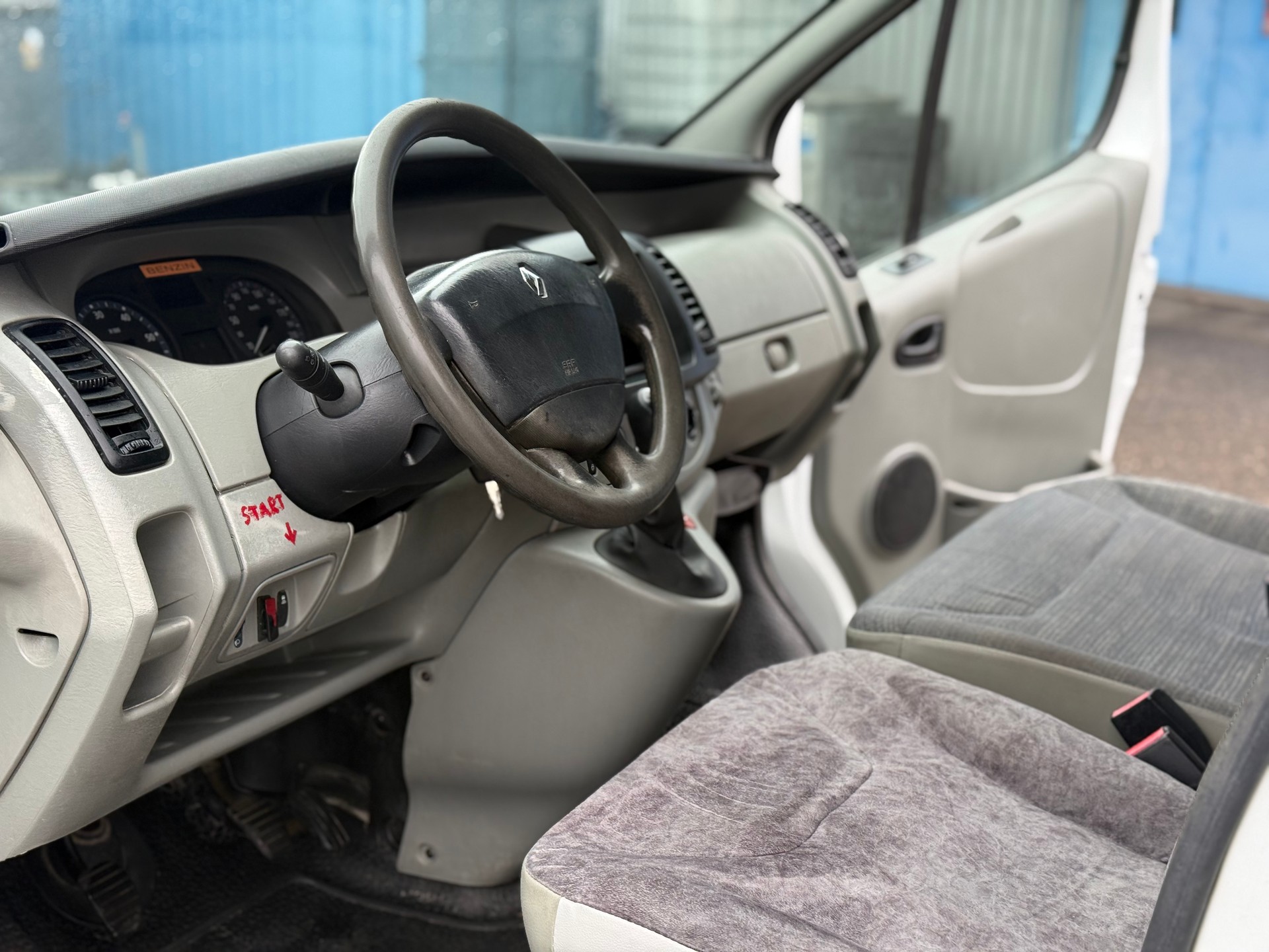 RENAULT Trafic 2.0i 2.9t L1H1-image-5
