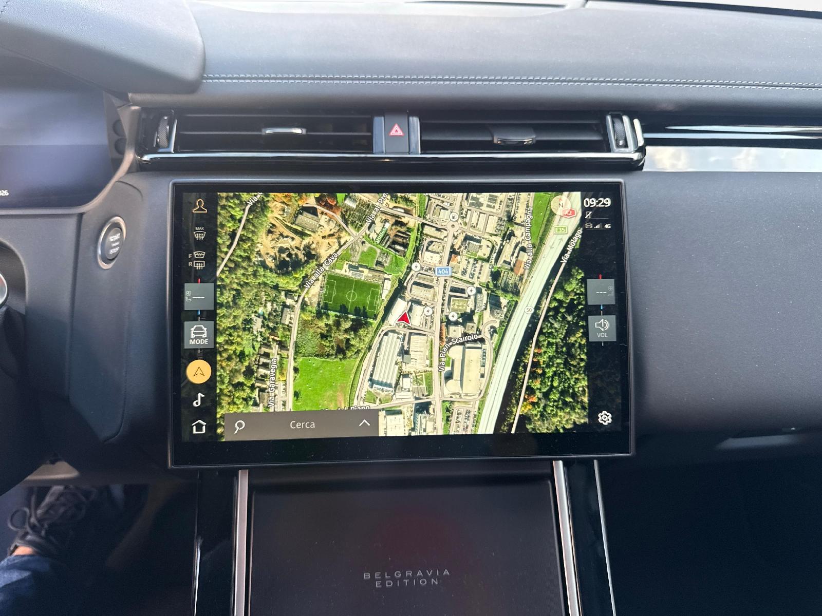LAND ROVER Range Rover Velar 2.0 P400e Belgravia Edition-image-14