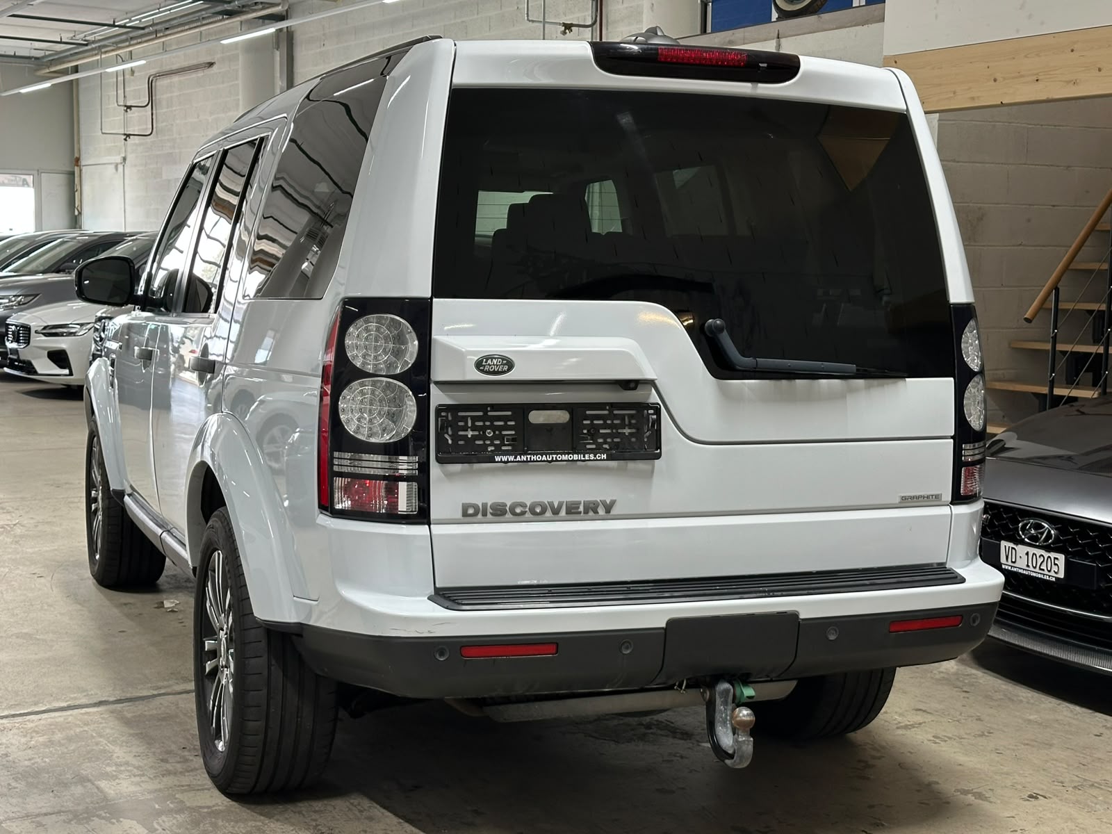 LAND ROVER Discovery 3.0 SDV6 Graphite Automatic-image-5