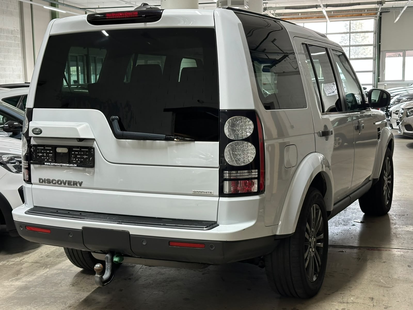 LAND ROVER Discovery 3.0 SDV6 Graphite Automatic-image-3