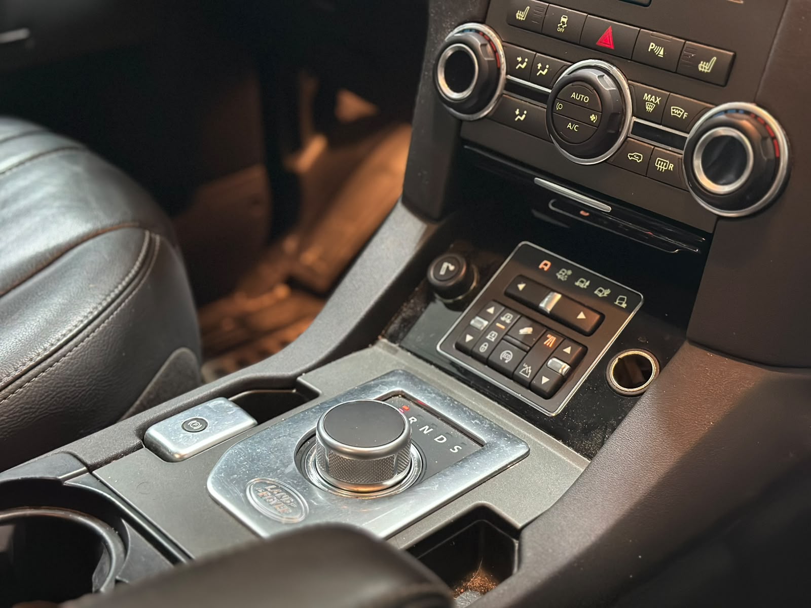 LAND ROVER Discovery 3.0 SDV6 Graphite Automatic-image-11
