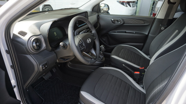 HYUNDAI i10 1.2 Amplia Aut.-image-9