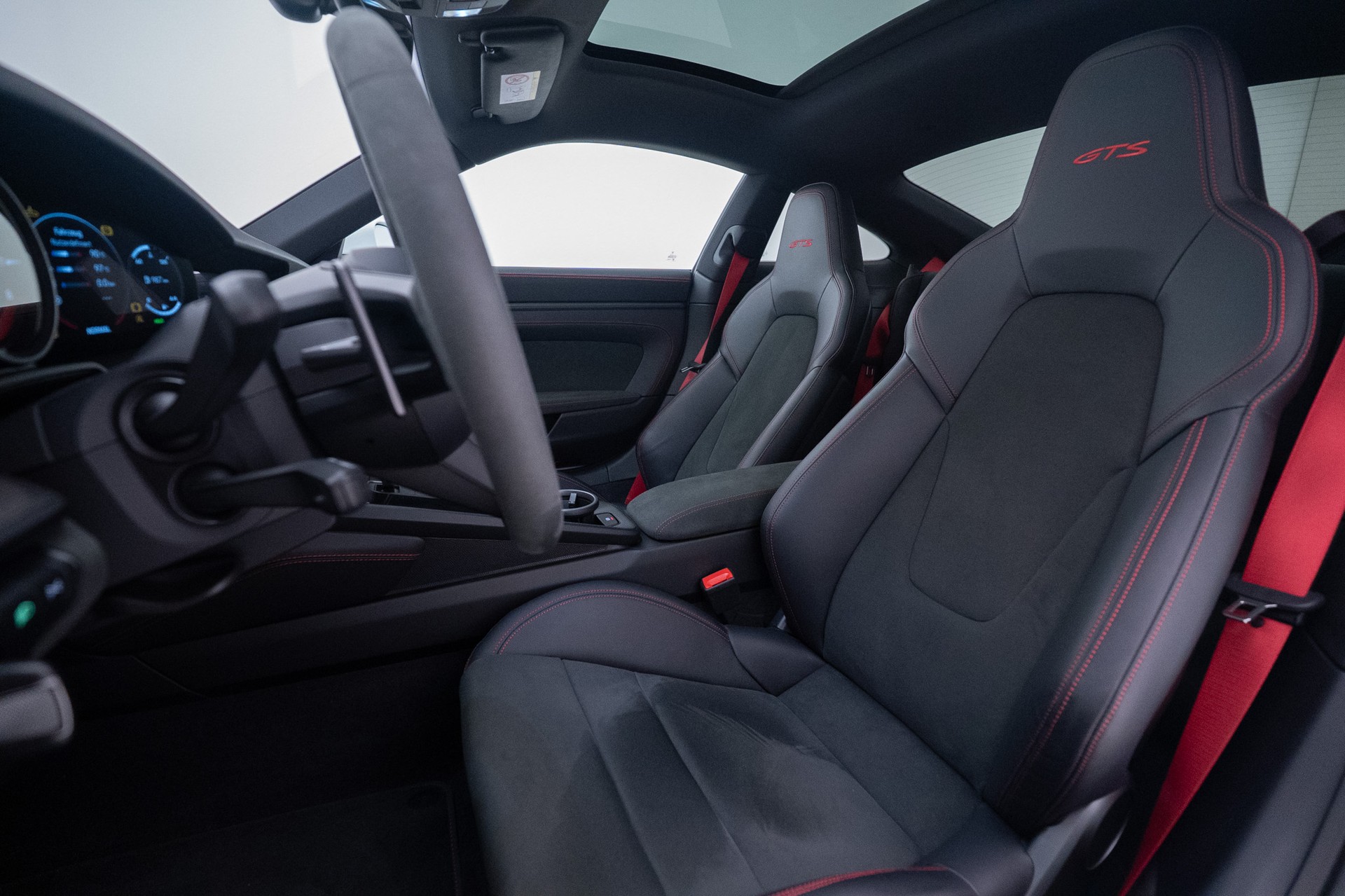 PORSCHE 911 Carrera GTS-image-7