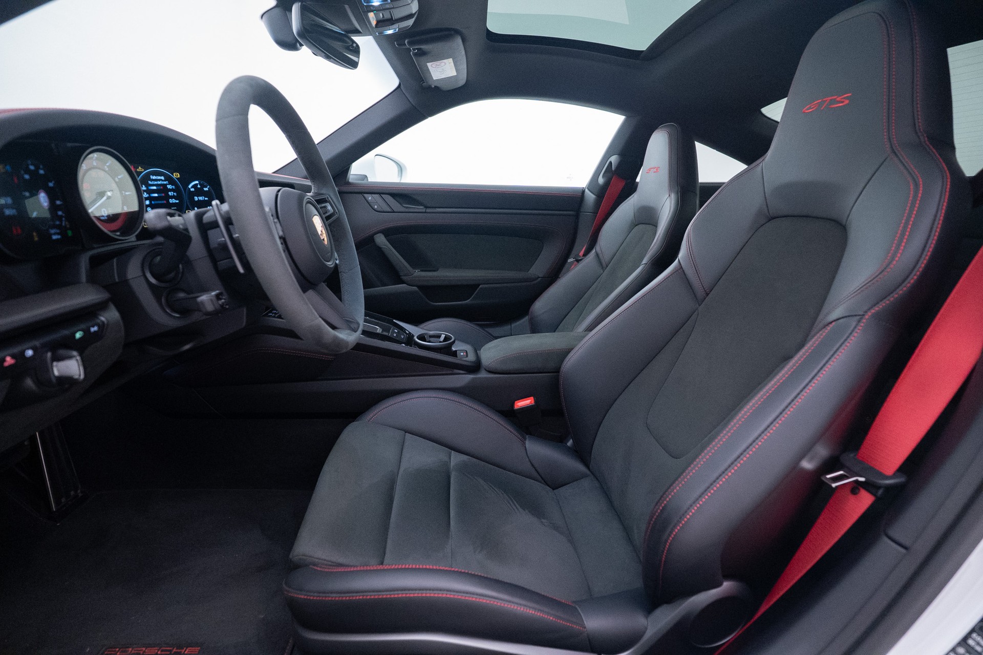 PORSCHE 911 Carrera GTS-image-6
