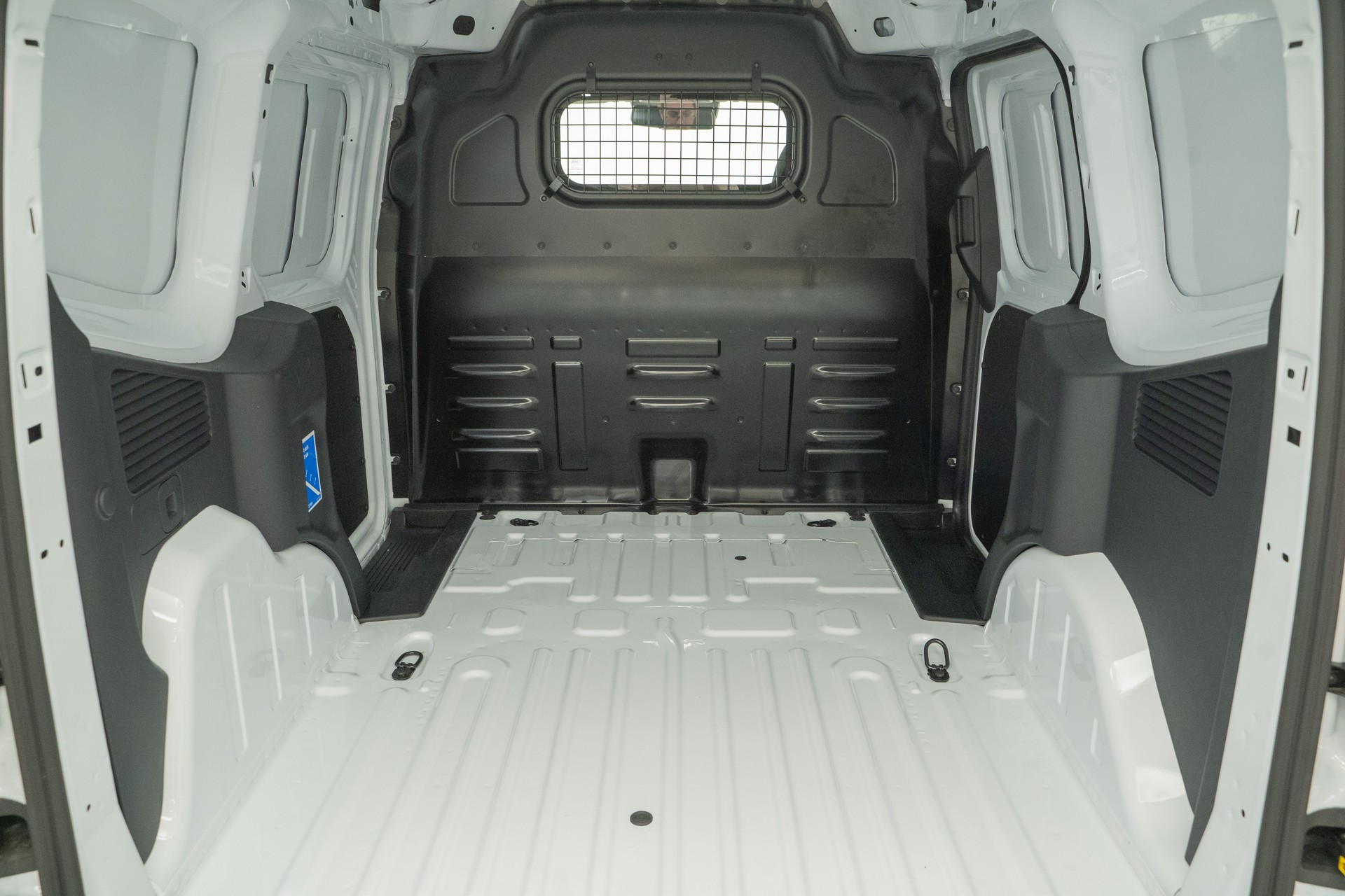 FORD E-Transit Courier Van Trend-image-4