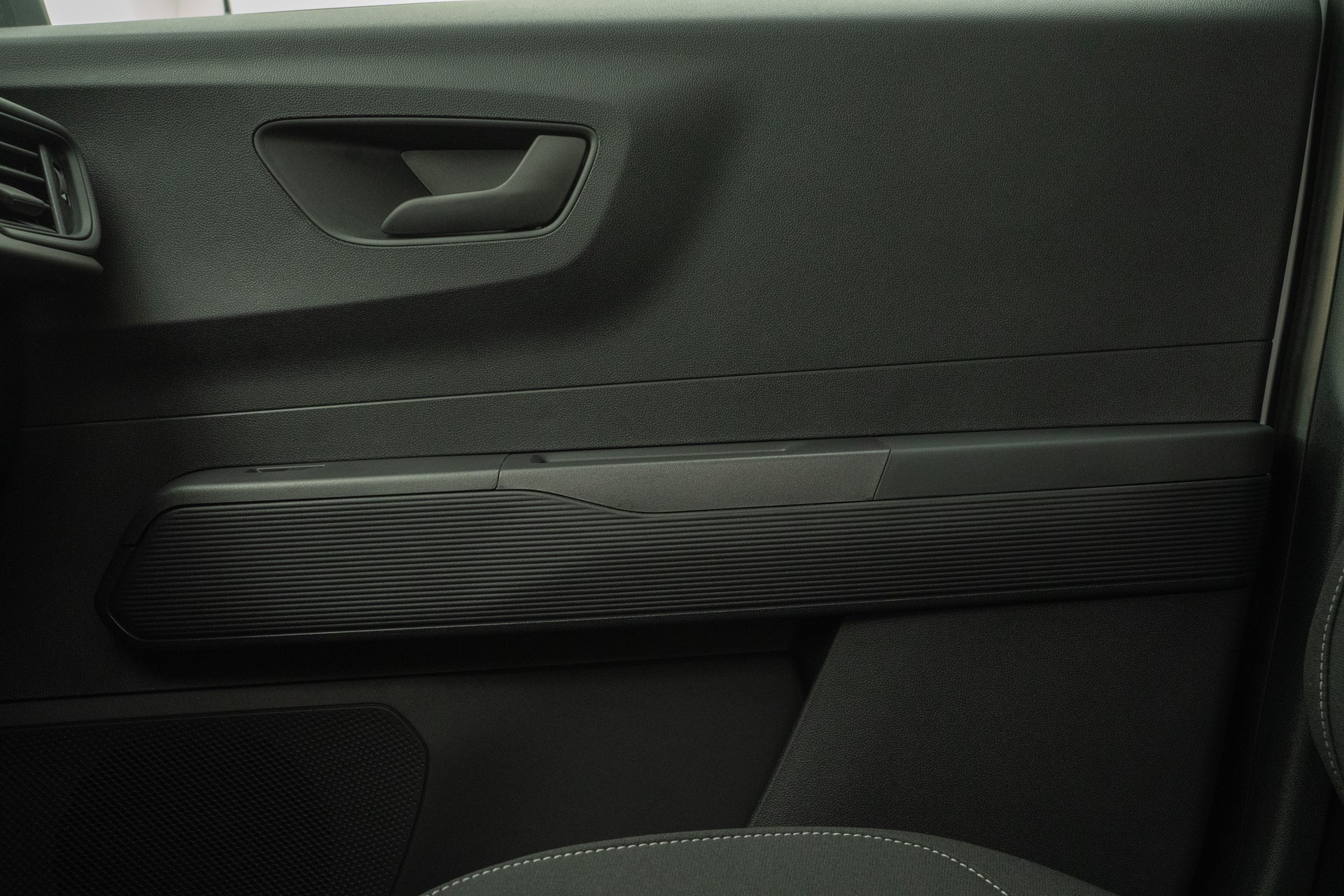 FORD E-Transit Courier Van Trend-image-7