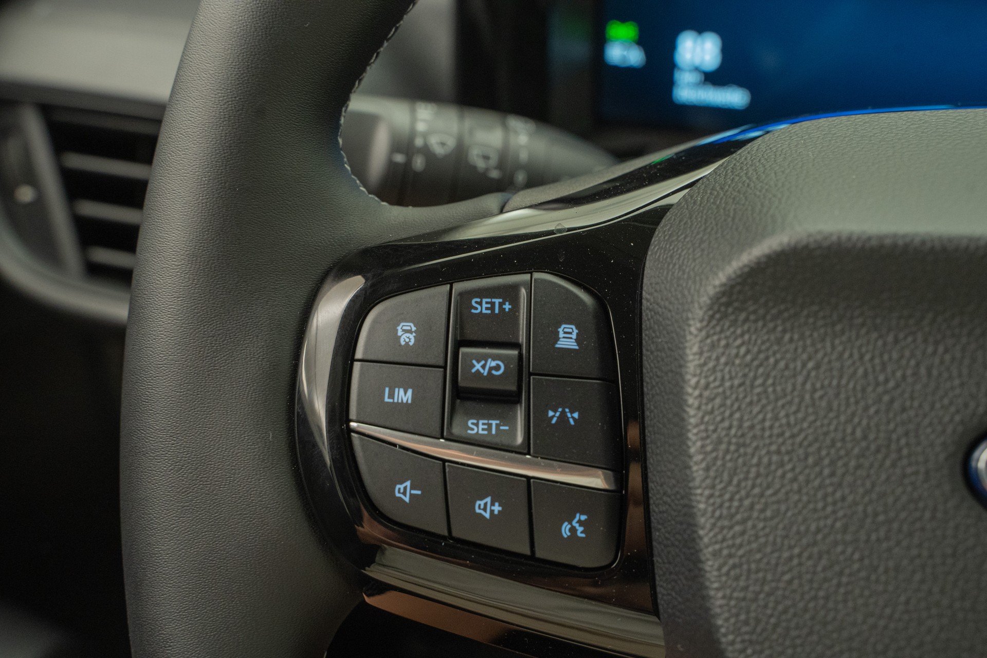 FORD E-Transit Courier Van Trend-image-8