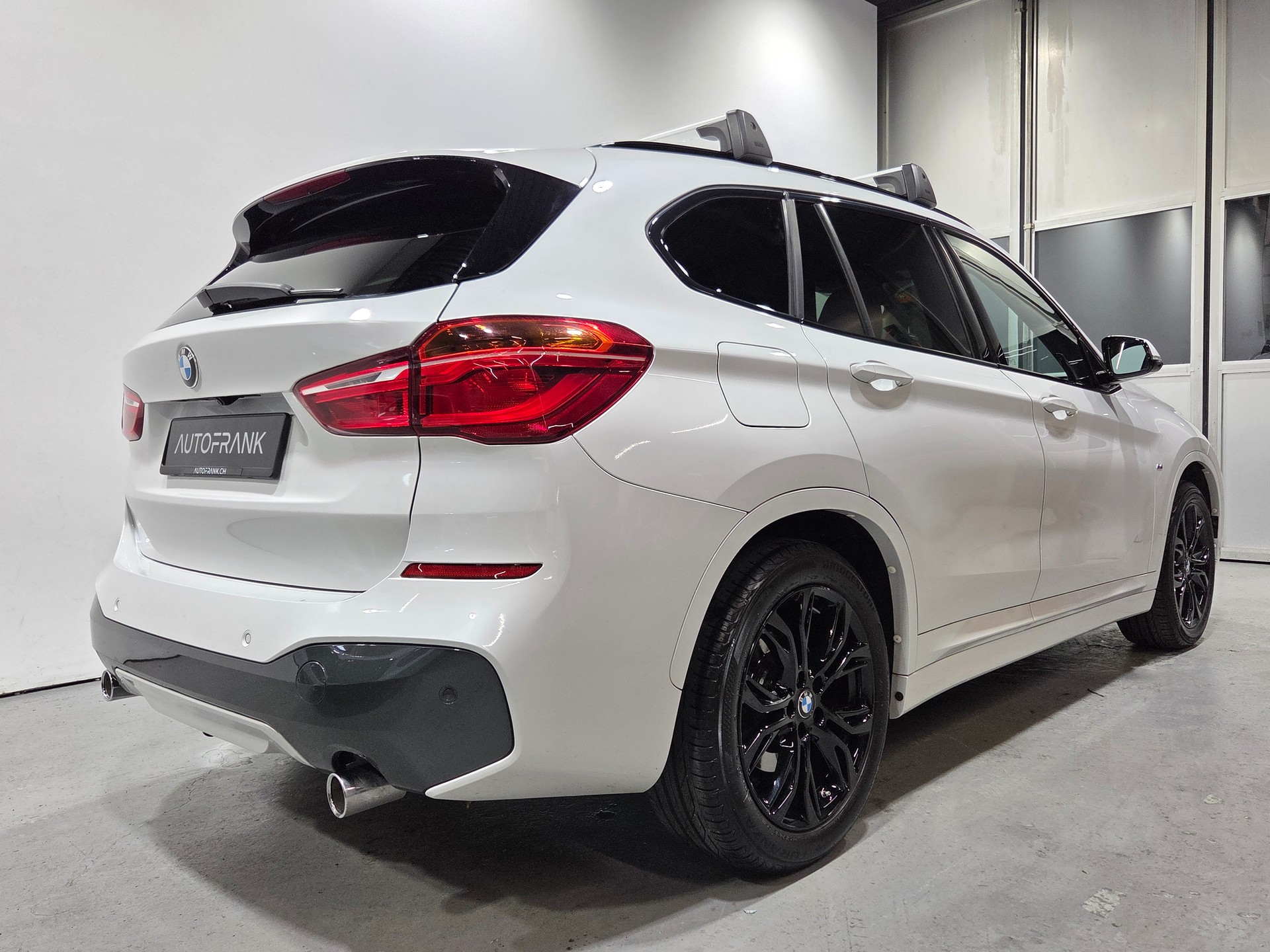 BMW X1 20d xDrive M-Sport-showroom-element-2