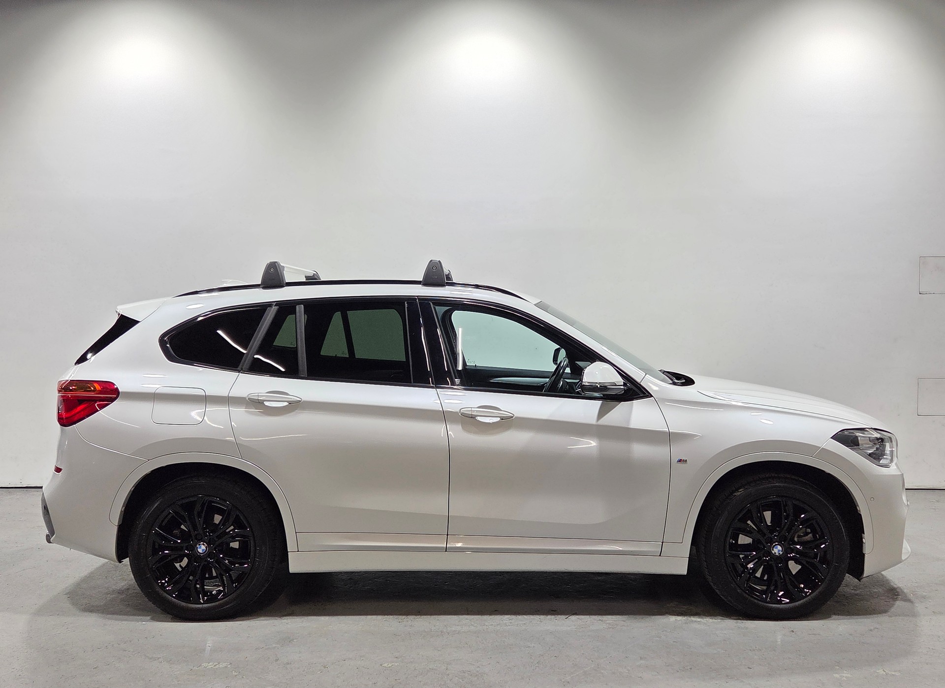 BMW X1 20d xDrive M-Sport-showroom-element-1